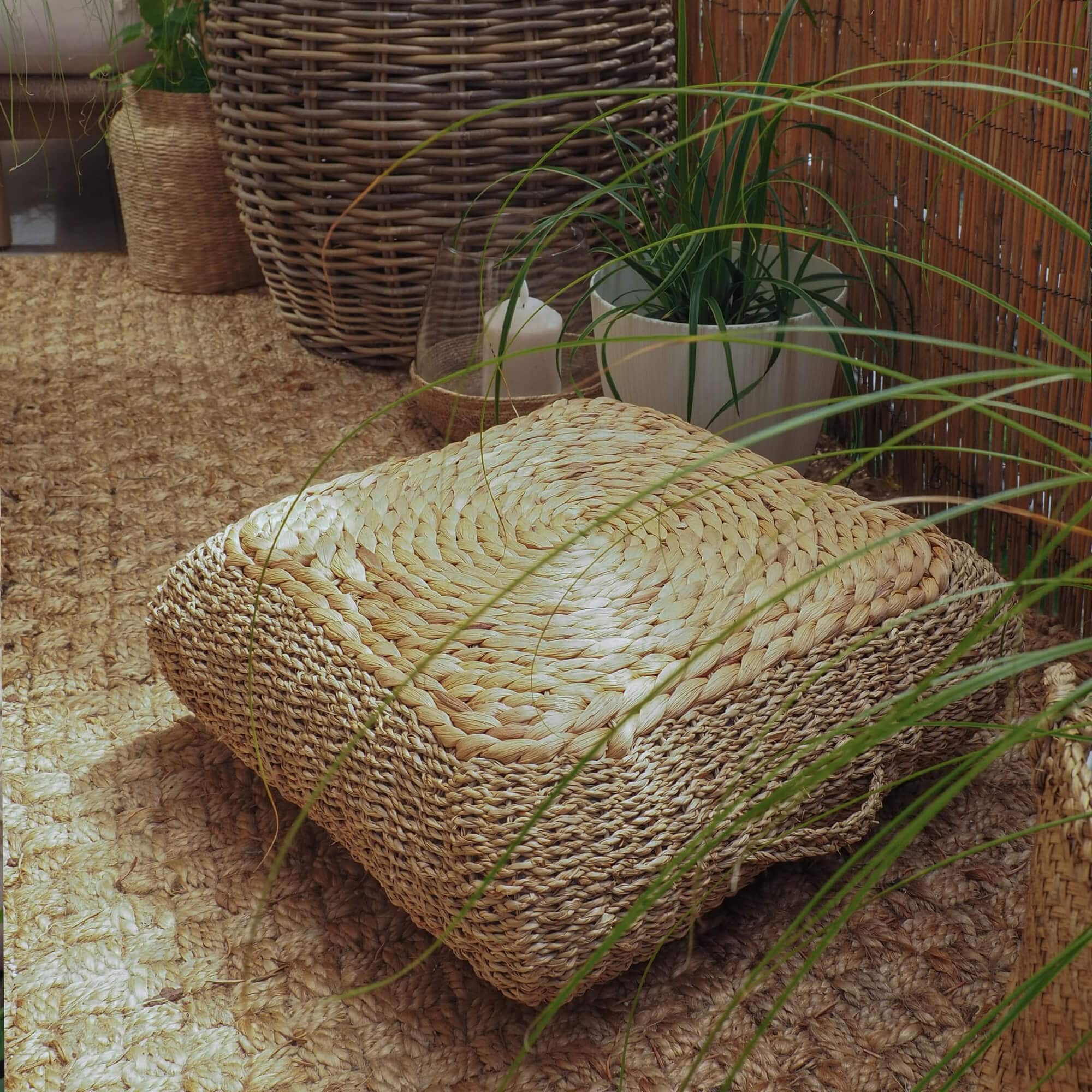 Vierkante vloerkussen van gevlochten natuurlijke riet in beige voor sfeervolle inrichting