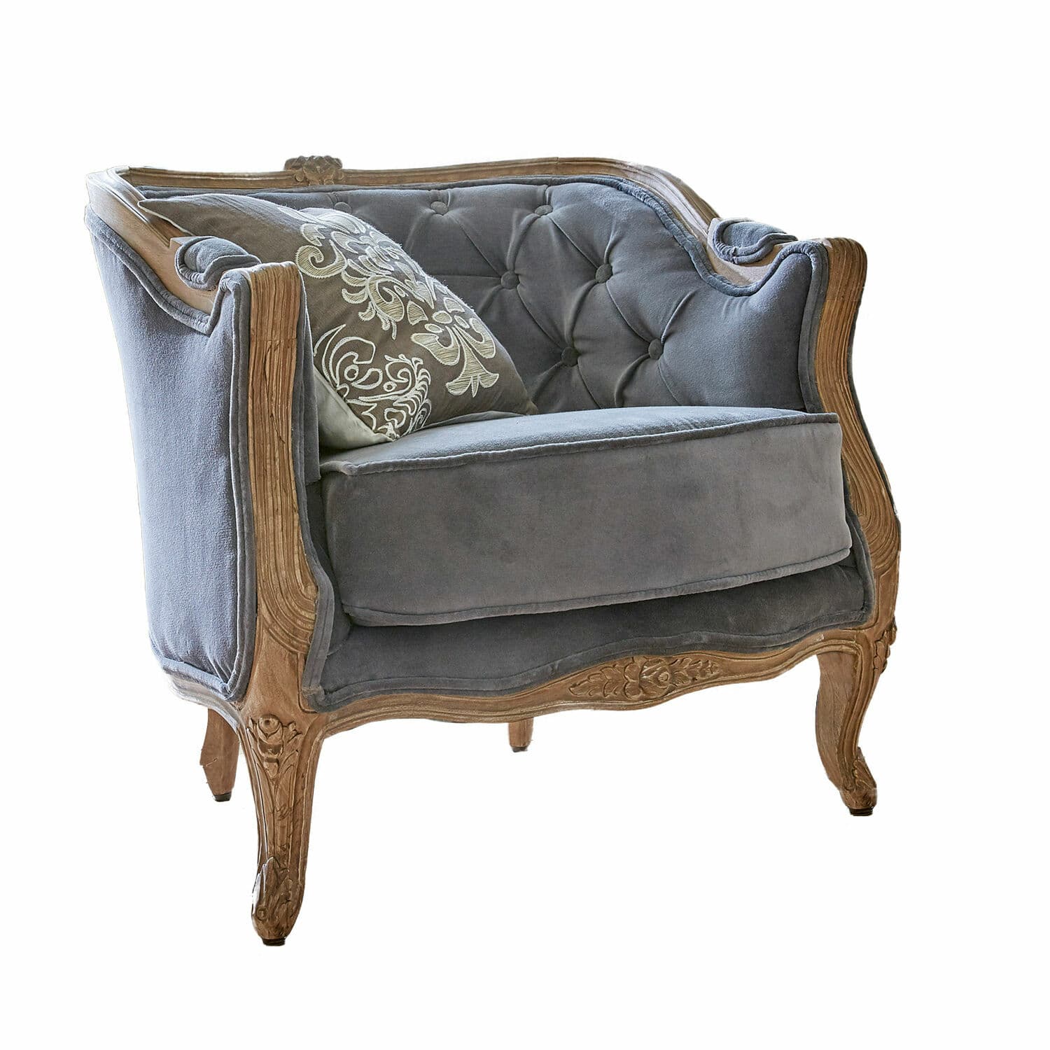 Vintage fauteuil met grijze fluwelen bekleding en gesneden houten frame voor stijlvolle woonkamer