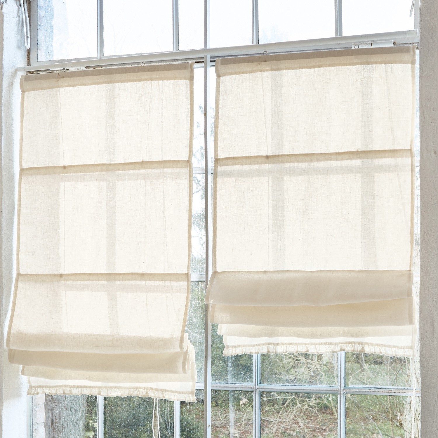 Vouwgordijn Dercy Beige linnen rolgordijnen aan raam, interieurdecoratie en zonwering