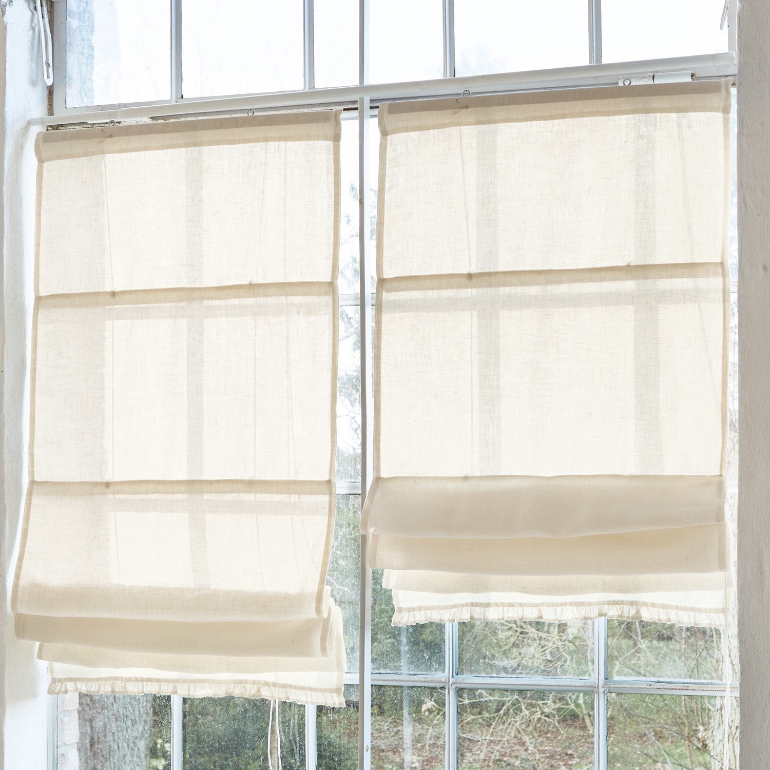 Vouwgordijn Dercy Beige linnen rolgordijnen aan raam, interieurdecoratie en zonwering