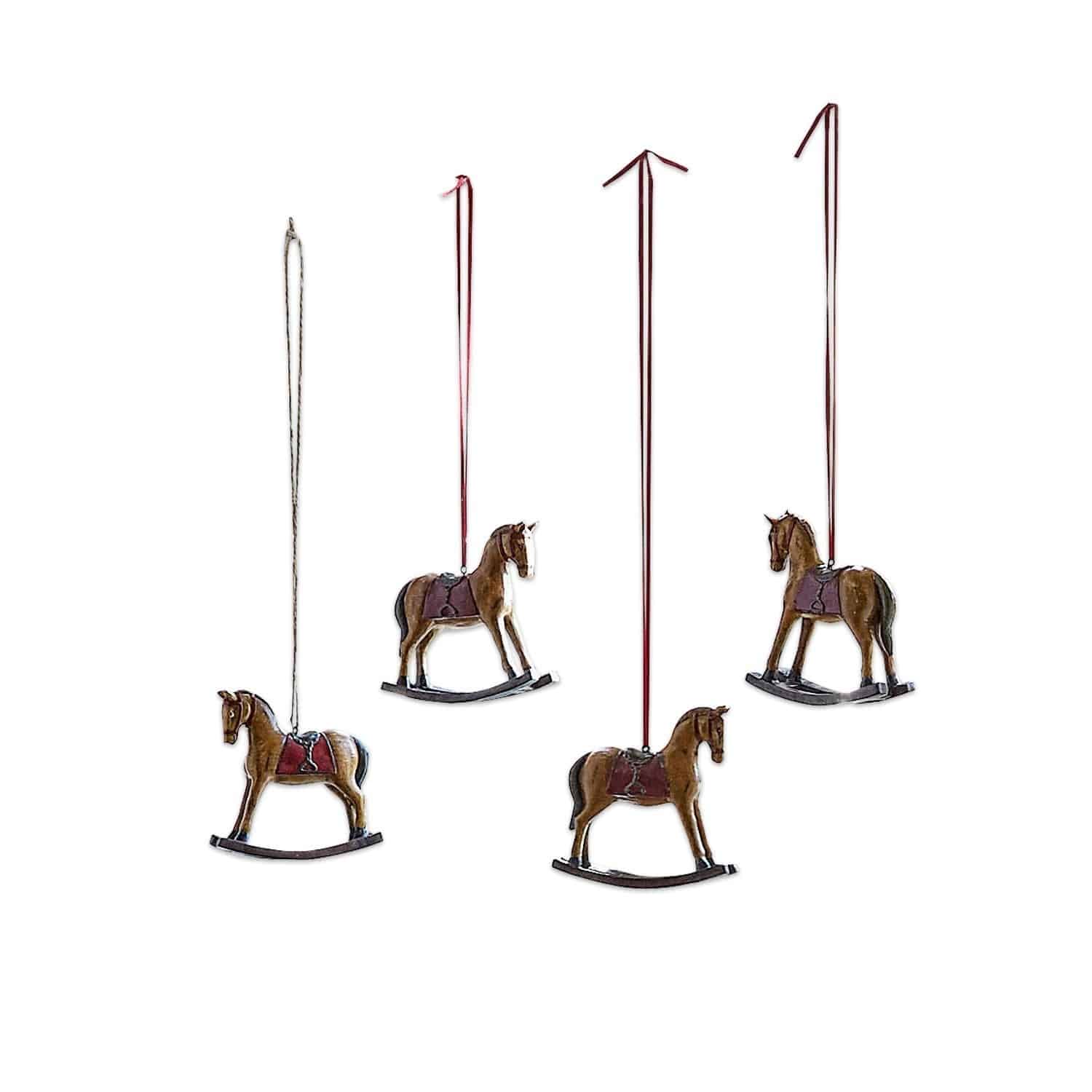 Sierpaard set van 4 Cory Set van vier bruine houten hobbelpaarden met rode zadels om op te hangen als decoratie