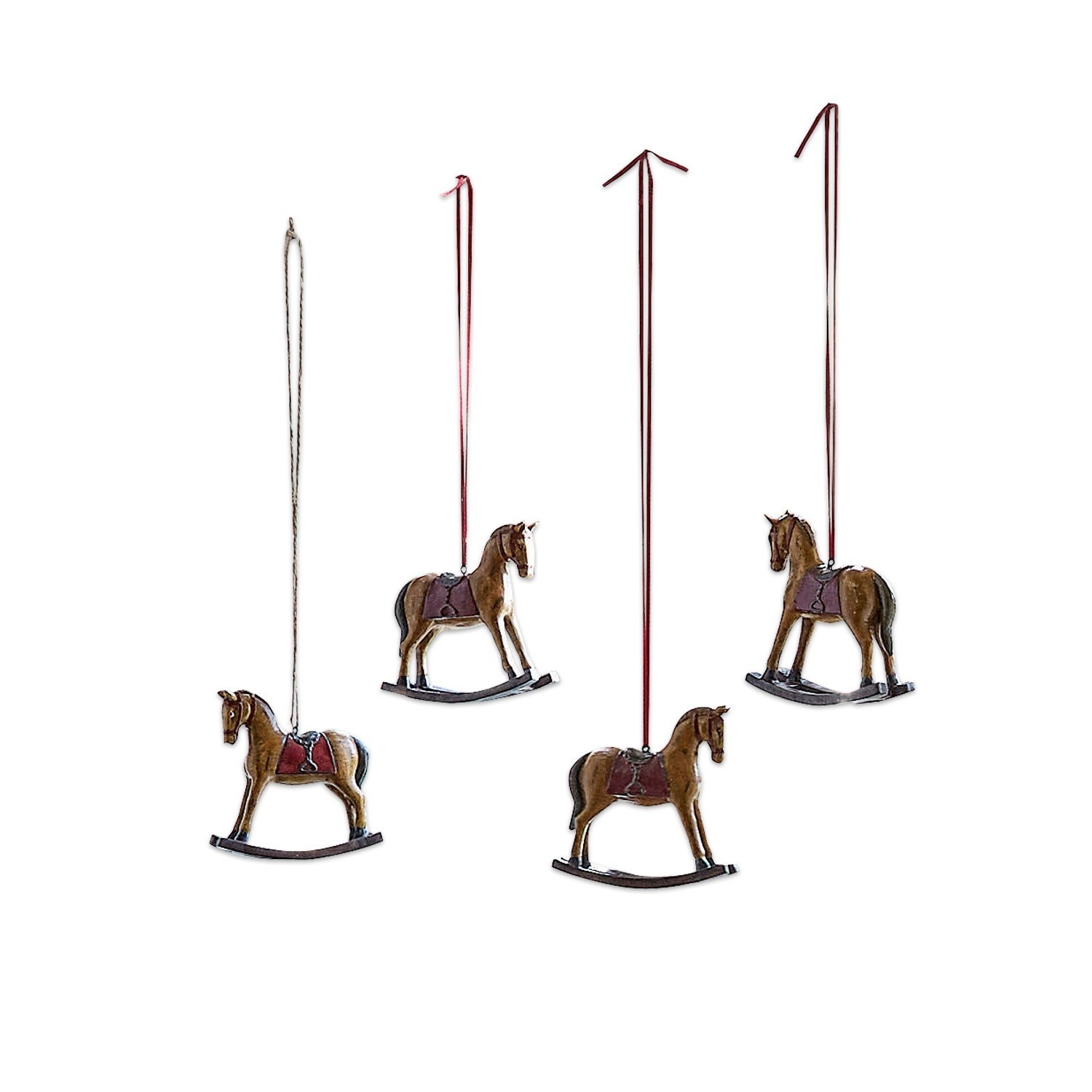 Sierpaard set van 4 Cory Set van vier bruine houten hobbelpaarden met rode zadels om op te hangen als decoratie