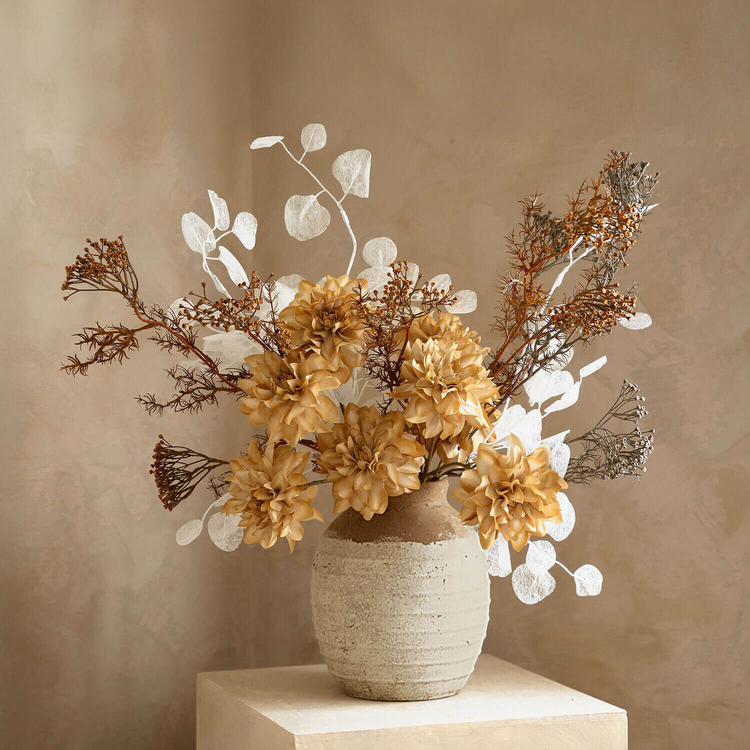 Gouden bloemen en zilveren blaadjes Gouden bloemen en zilveren blaadjes