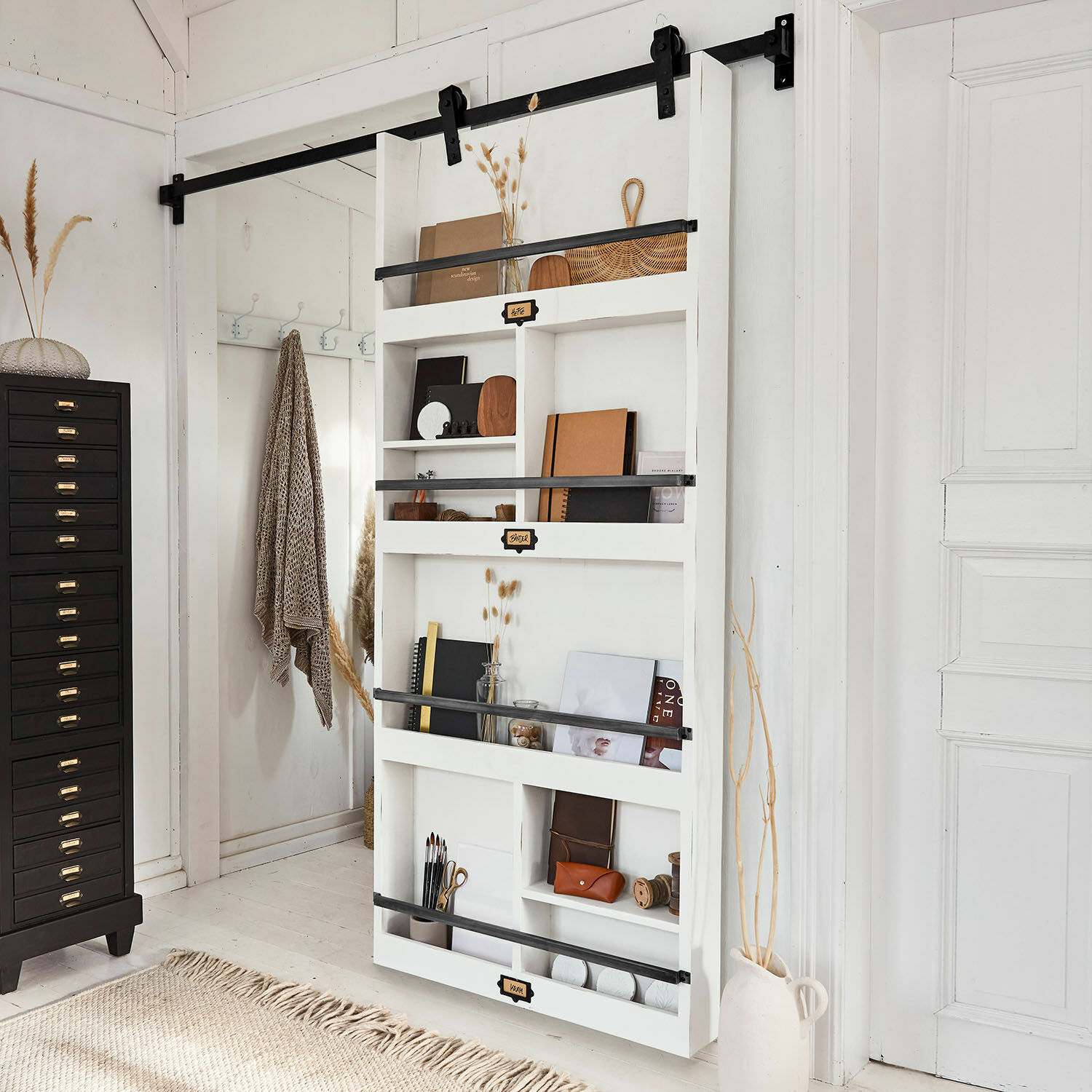 Schuifdeur Besançon Witte houten wandplank met zwarte metalen stangen en Scandinavische decoratie in hal
