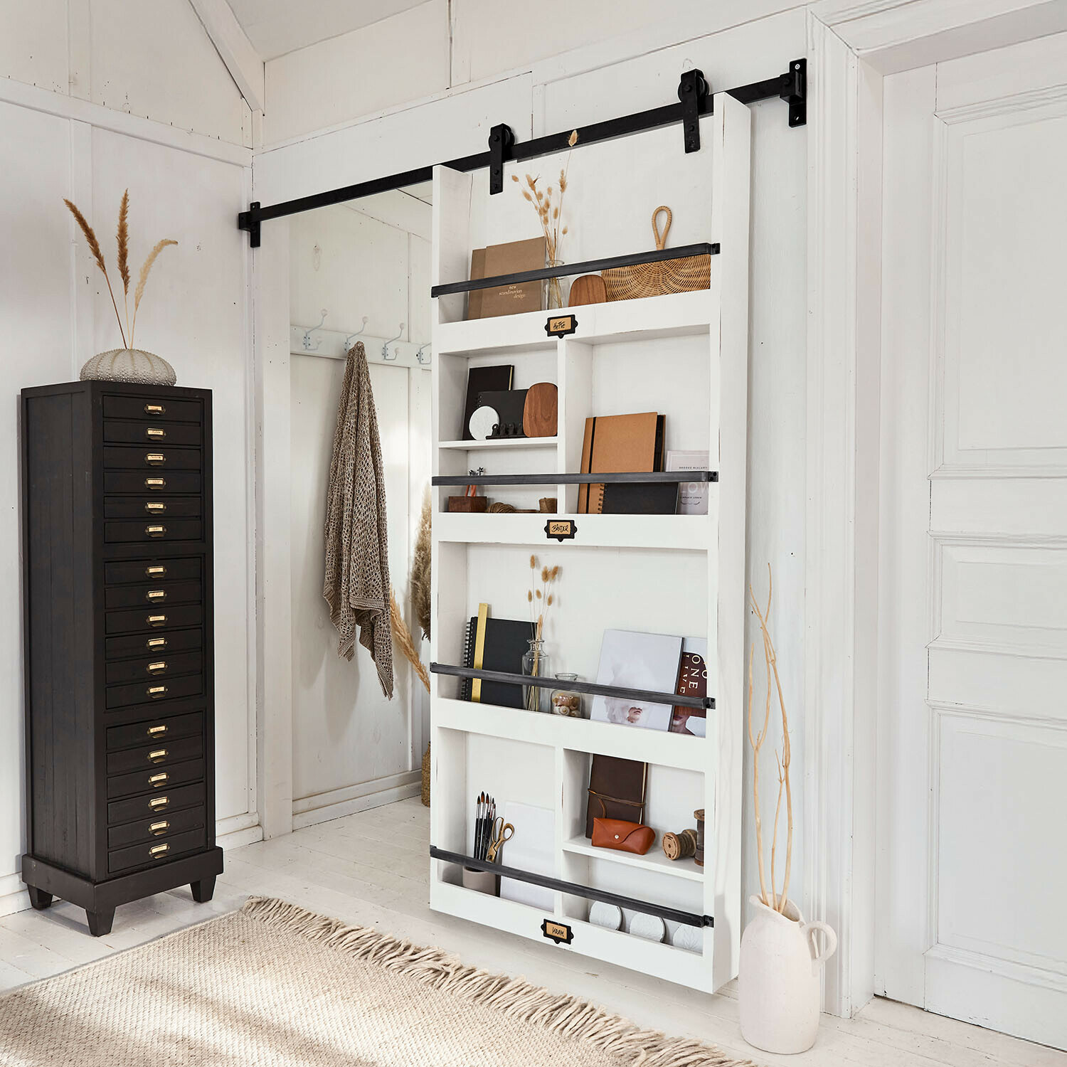 Schuifdeur Besançon Witte houten wandplank met zwarte metalen stangen en Scandinavische decoratie in hal