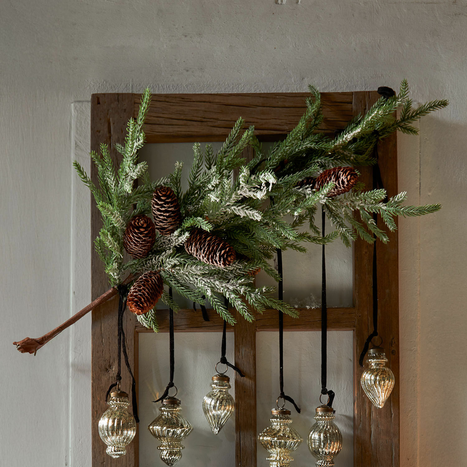 Siertak Calivon Sparrentak met dennenappels en hangende glazen ornamenten in vintage stijl voor kerstdecoratie