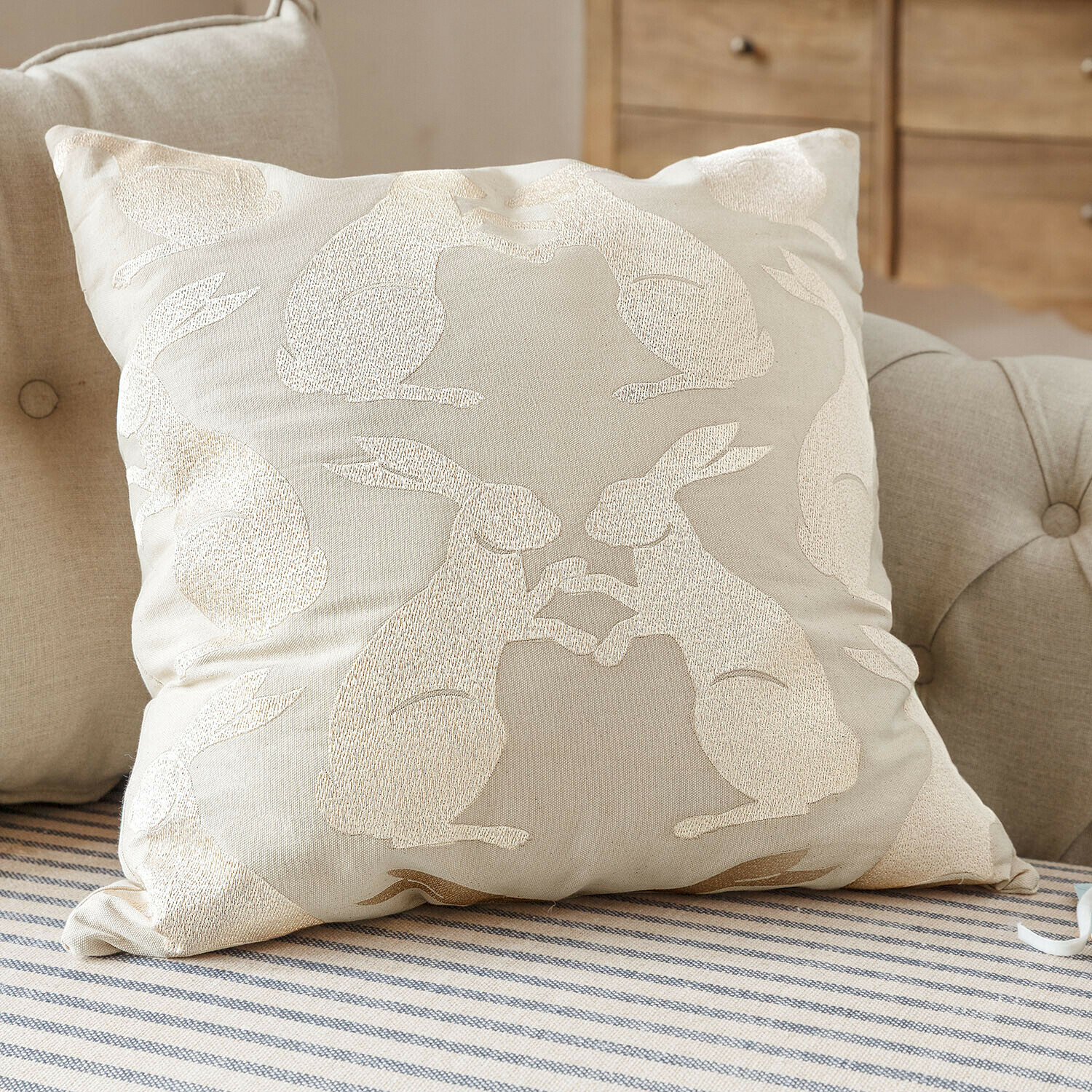 Kussenhoes Lunavine Beige sierkussen met geborduurde konijnen, zachte stof voor een gezellige woonkamer