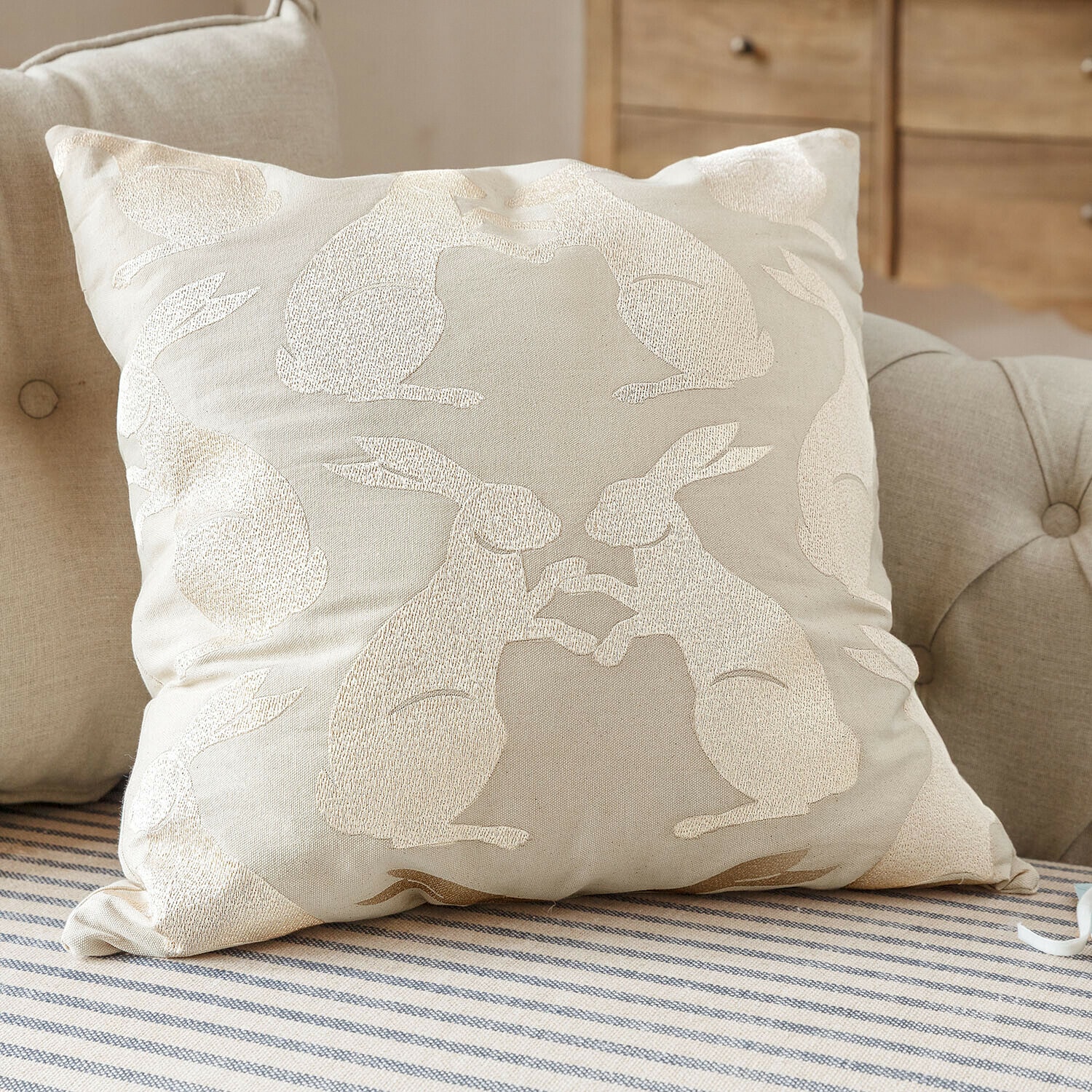 Kussenhoes Lunavine Beige sierkussen met geborduurde konijnen, zachte stof voor een gezellige woonkamer