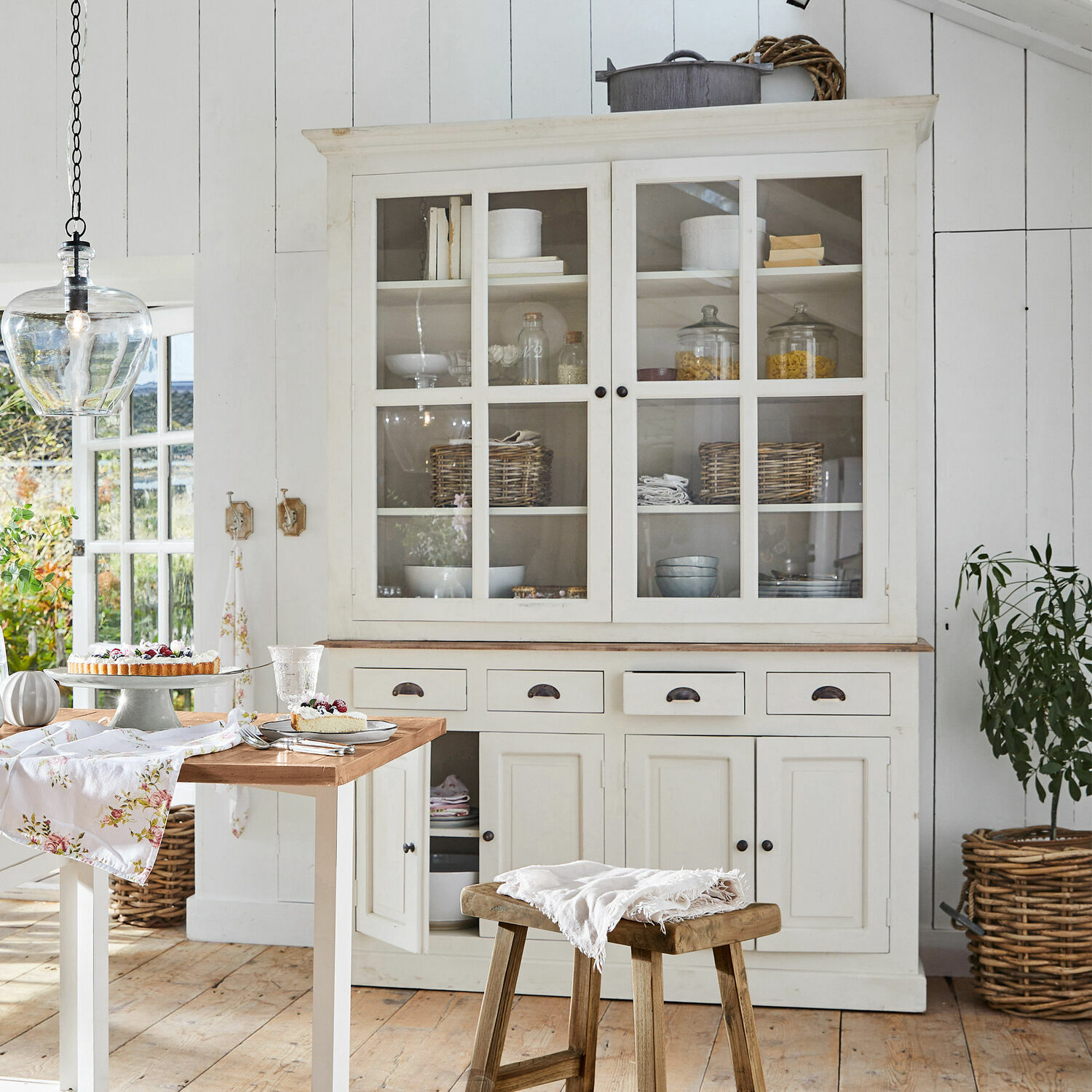 Kast Morningside Witte houten vitrinekast met glazen deuren en lades in rustieke lichte keuken
