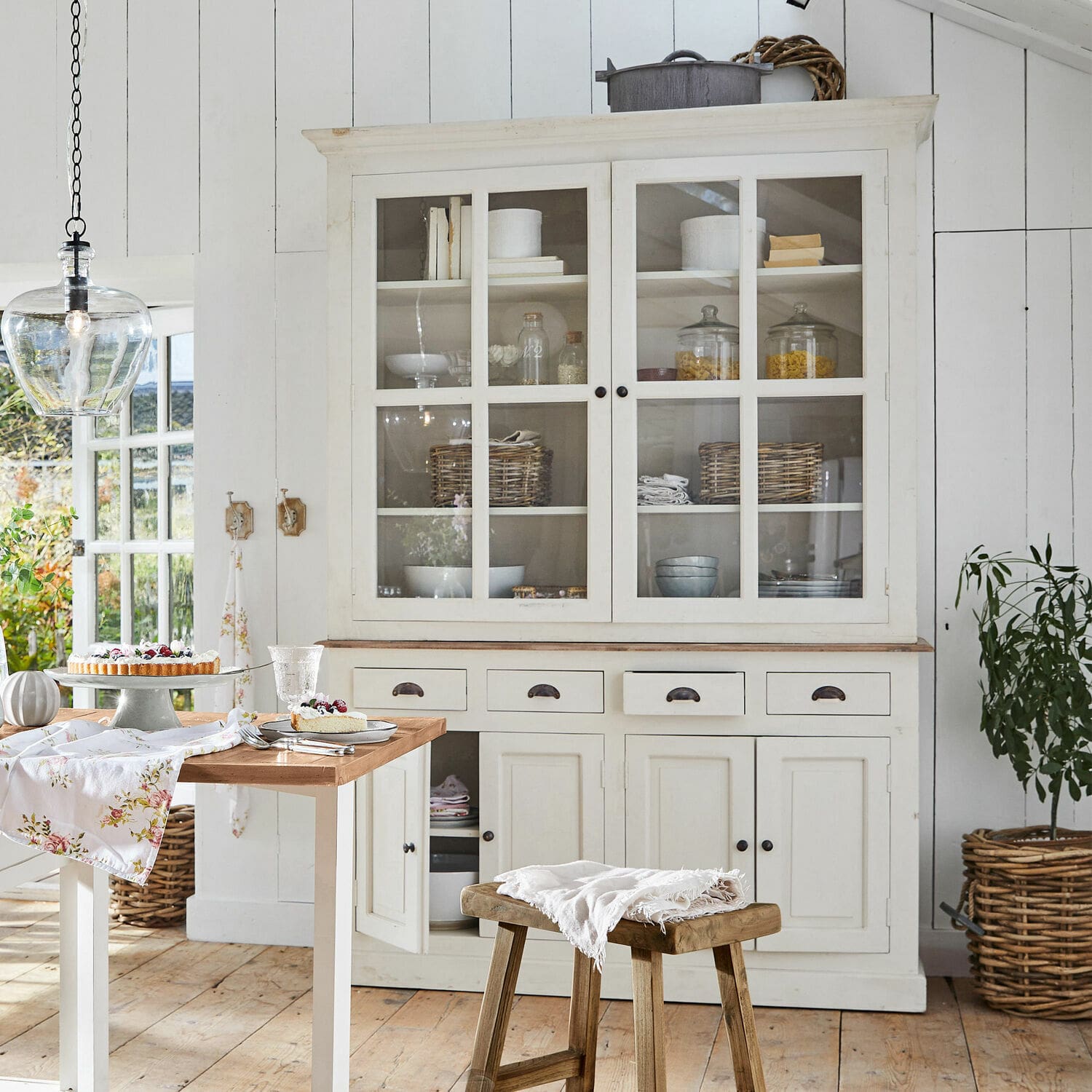 Kast Morningside Witte houten vitrinekast met glazen deuren en lades in rustieke lichte keuken