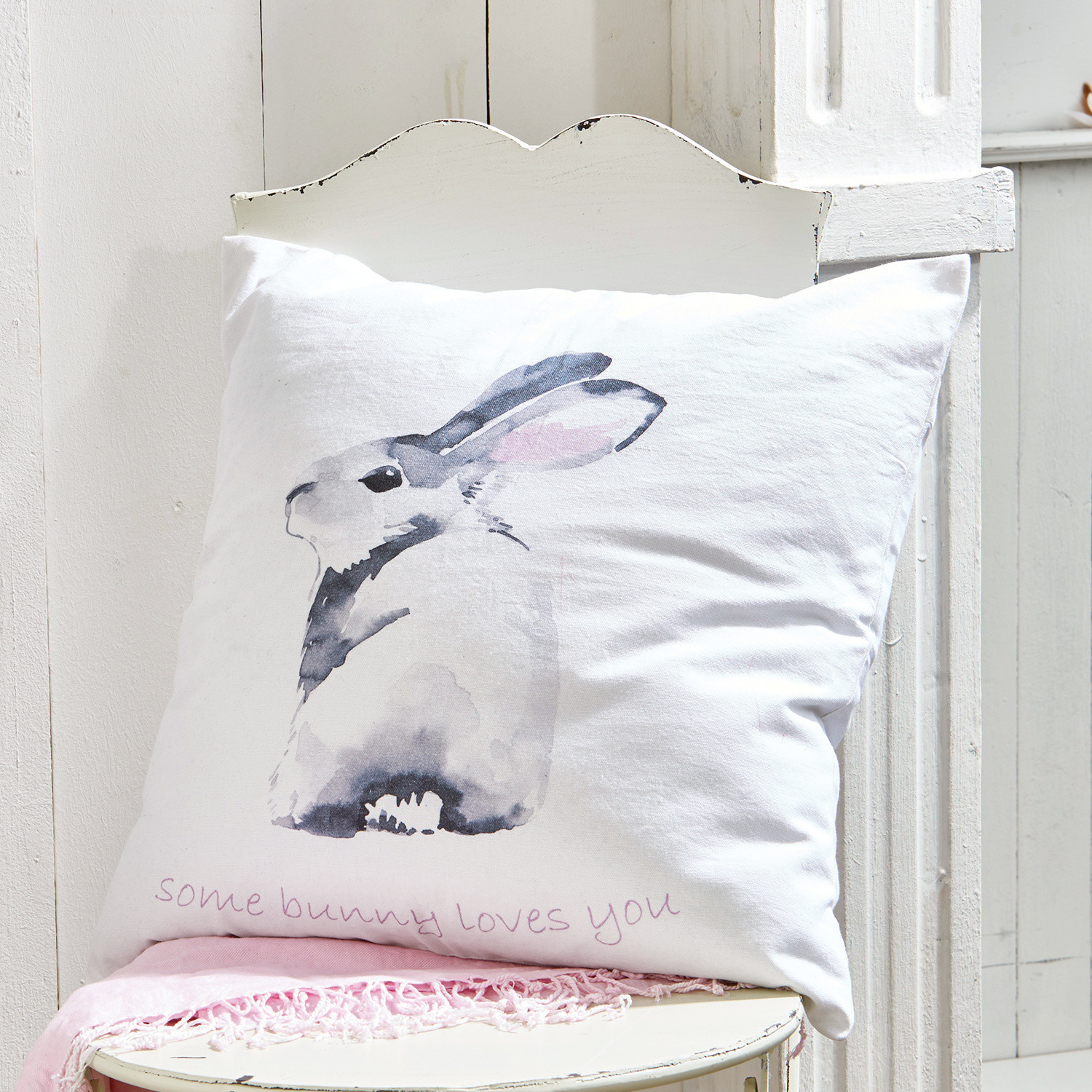 Witte katoenen kussen met grijze konijnprint en tekst some bunny loves you, interieurdecoratie