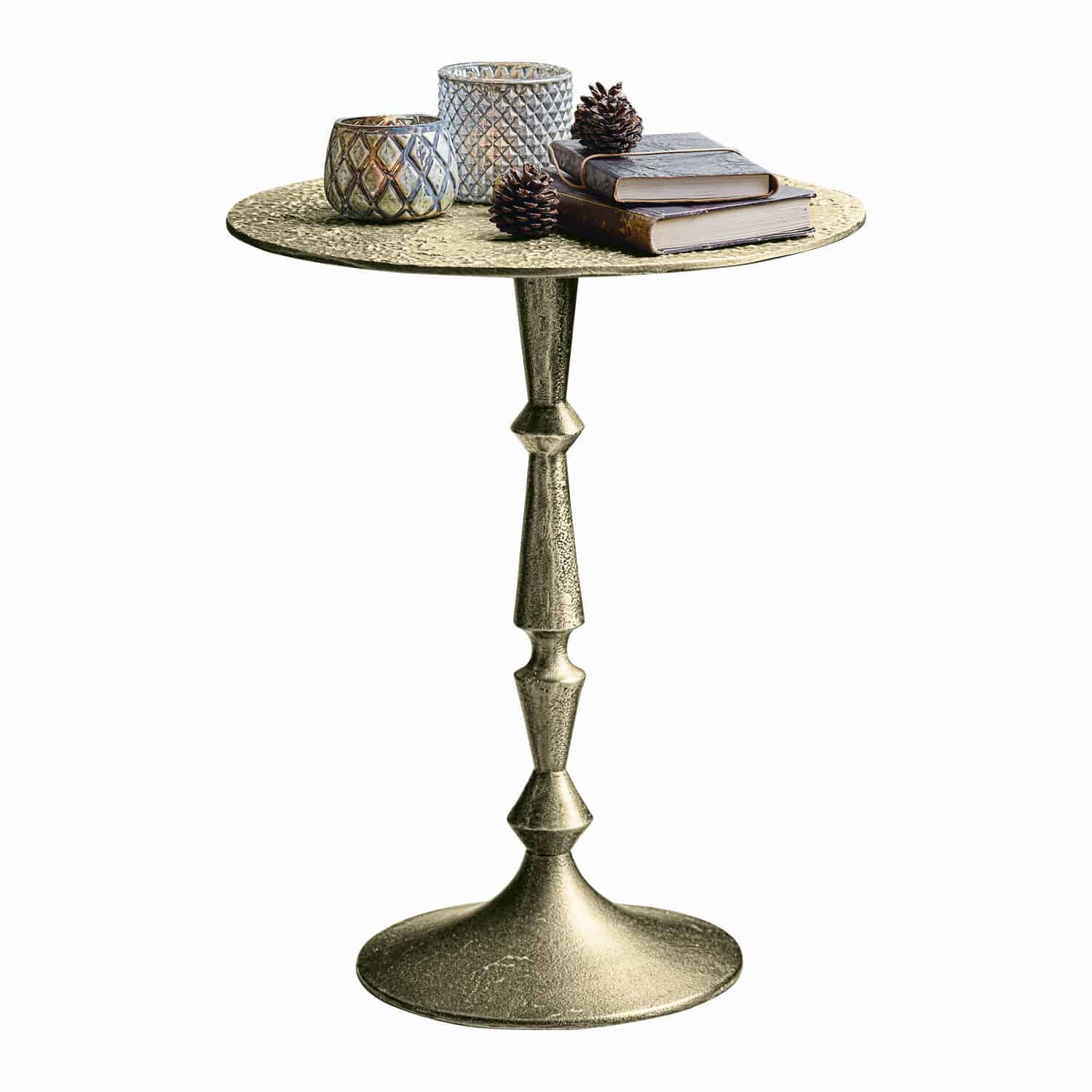 Bijzettafel Boissiére Ronde metalen tafel in antiek gouden kleur met decoratieve kaarsenhouders en boeken erop