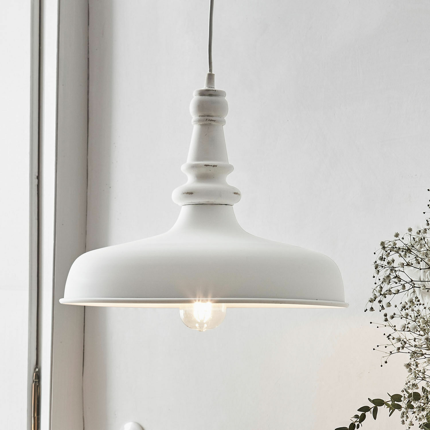 Hanglamp Camryn Witte metalen hanglamp met decoratieve kap en zichtbare gloeilamp voor Scandinavische interieurs