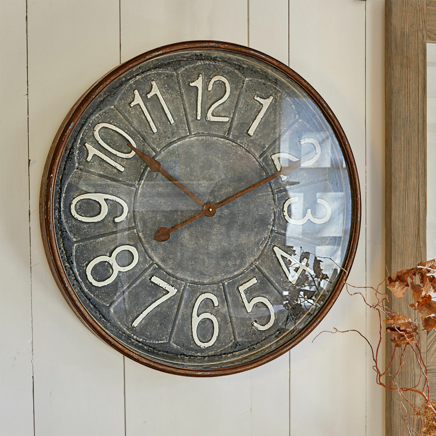 Klok Braxton Grote ronde metalen wandklok met witte cijfers op grijze wijzerplaat, vintage decoratie