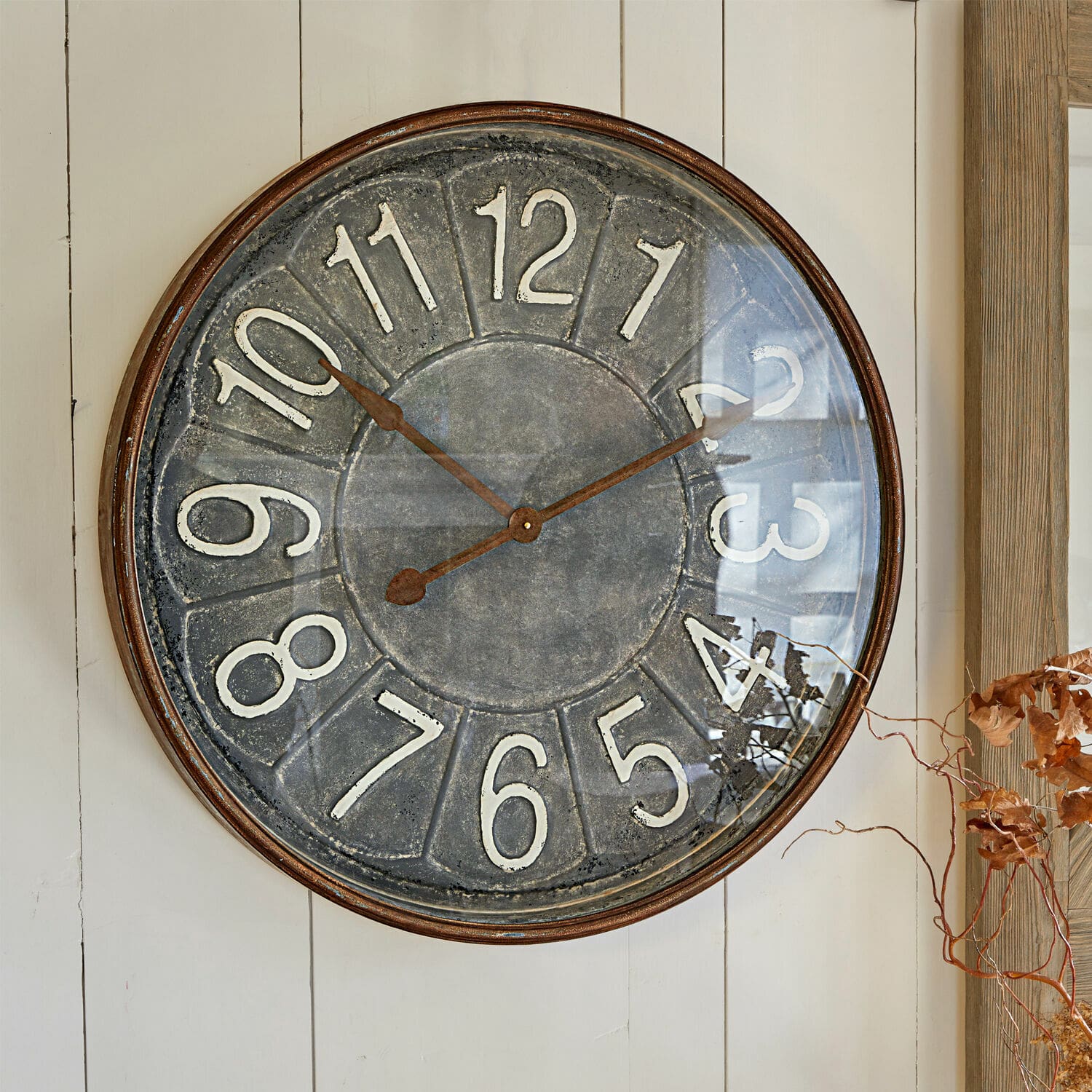 Klok Braxton Grote ronde metalen wandklok met witte cijfers op grijze wijzerplaat, vintage decoratie