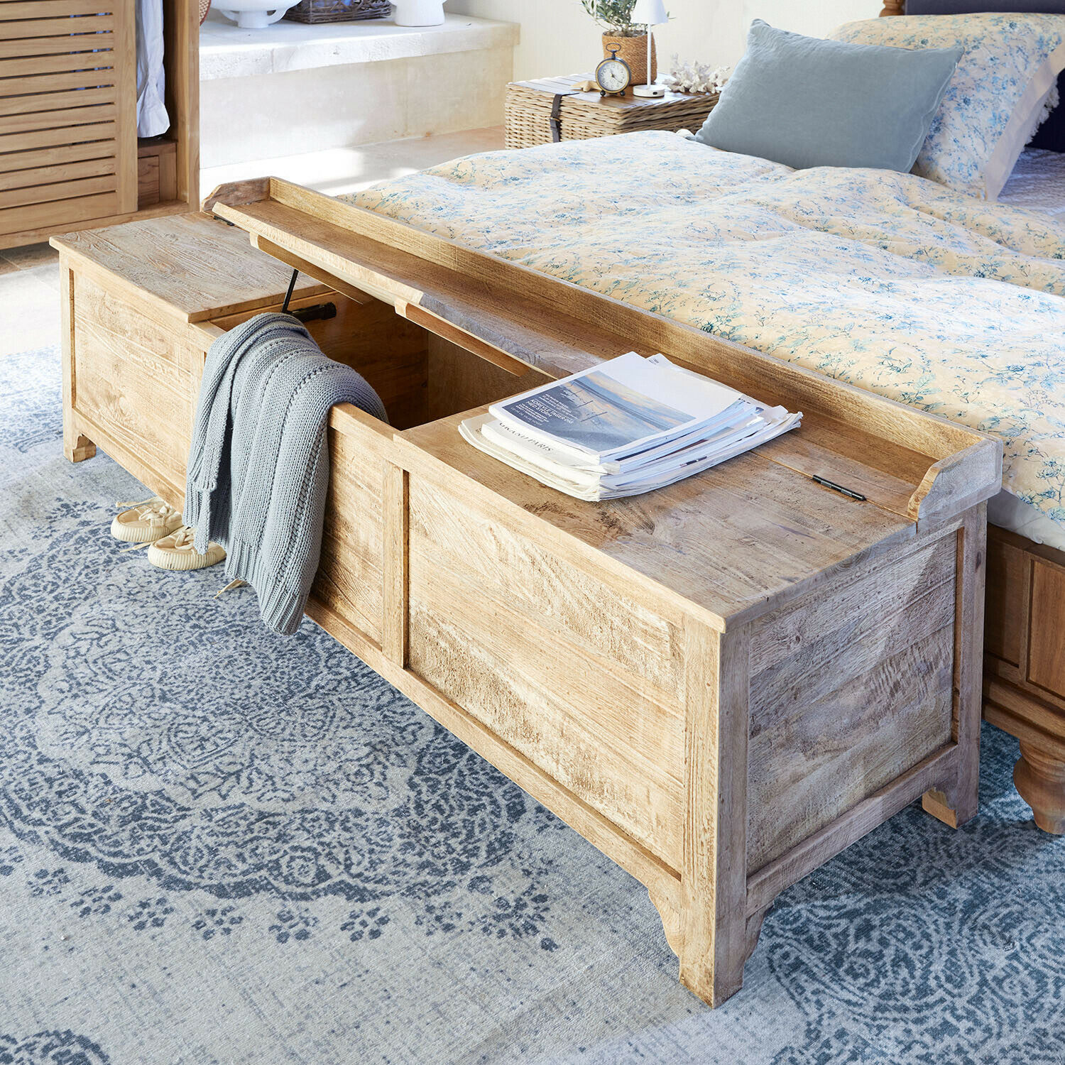 Houten kist in natuurlijke kleur met opklapbaar deksel, praktisch meubel voor slaapkamer