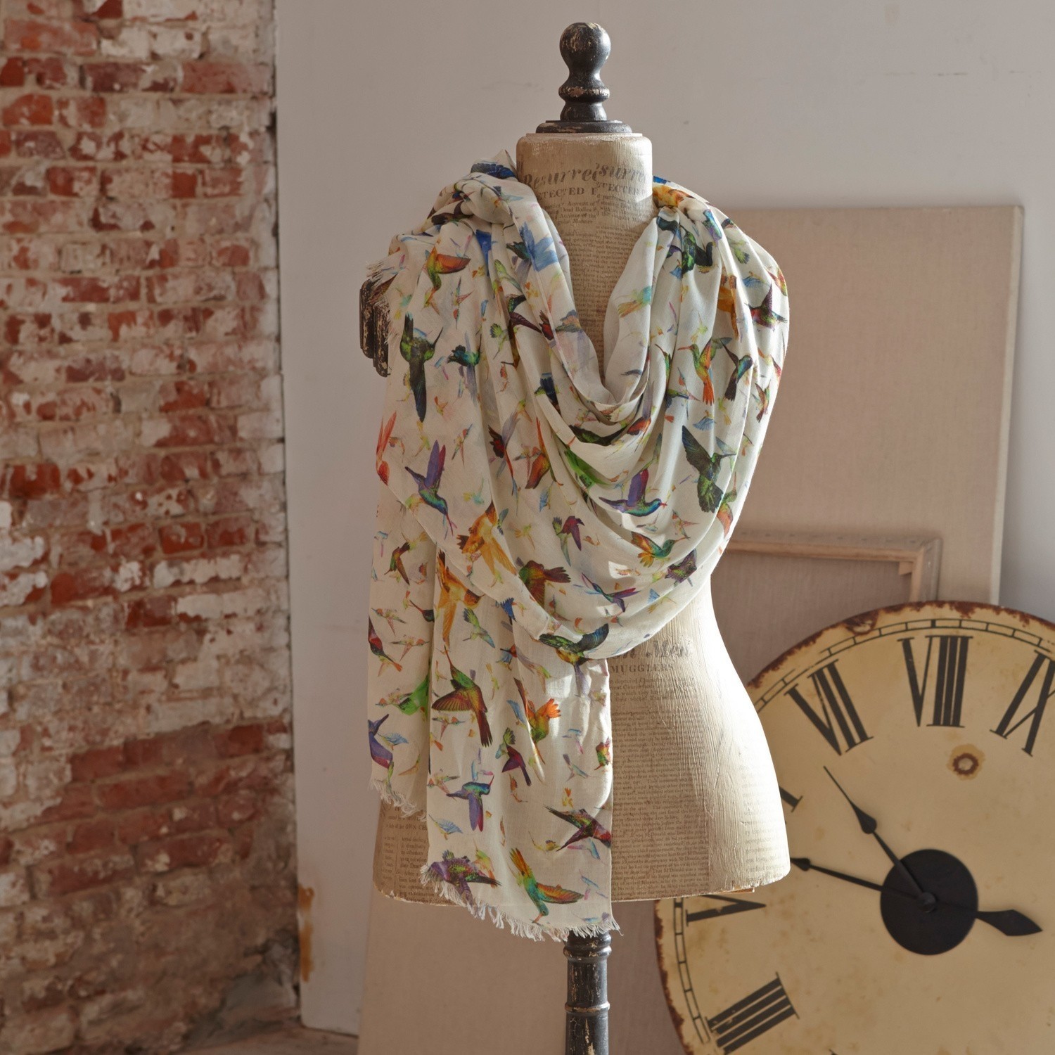 Sjaal Birds Lichte katoenen sjaal in crème met kleurrijke vogelprint, modieuze en zachte accessoire.