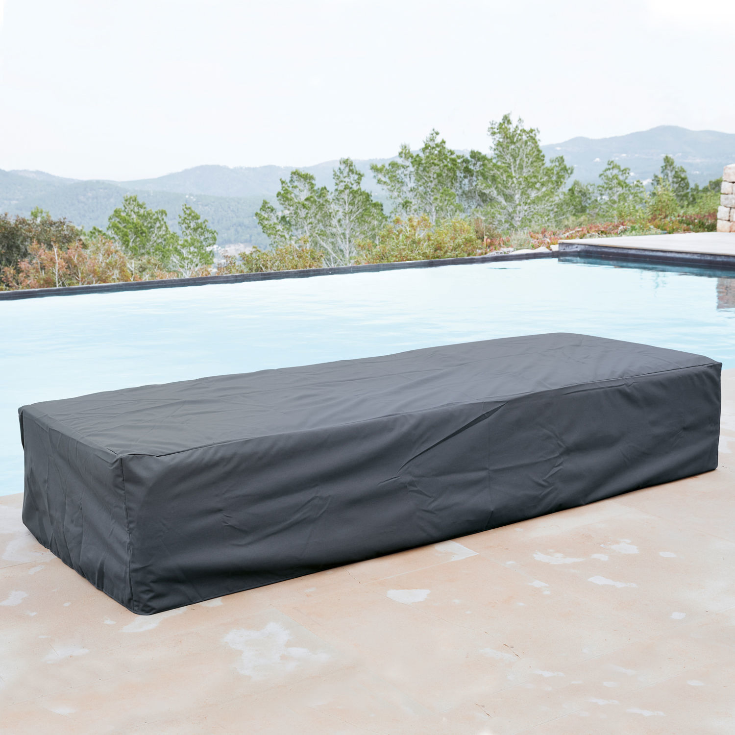 Zwarte waterdichte tuinmeubelhoes van stevig materiaal bij het zwembad
