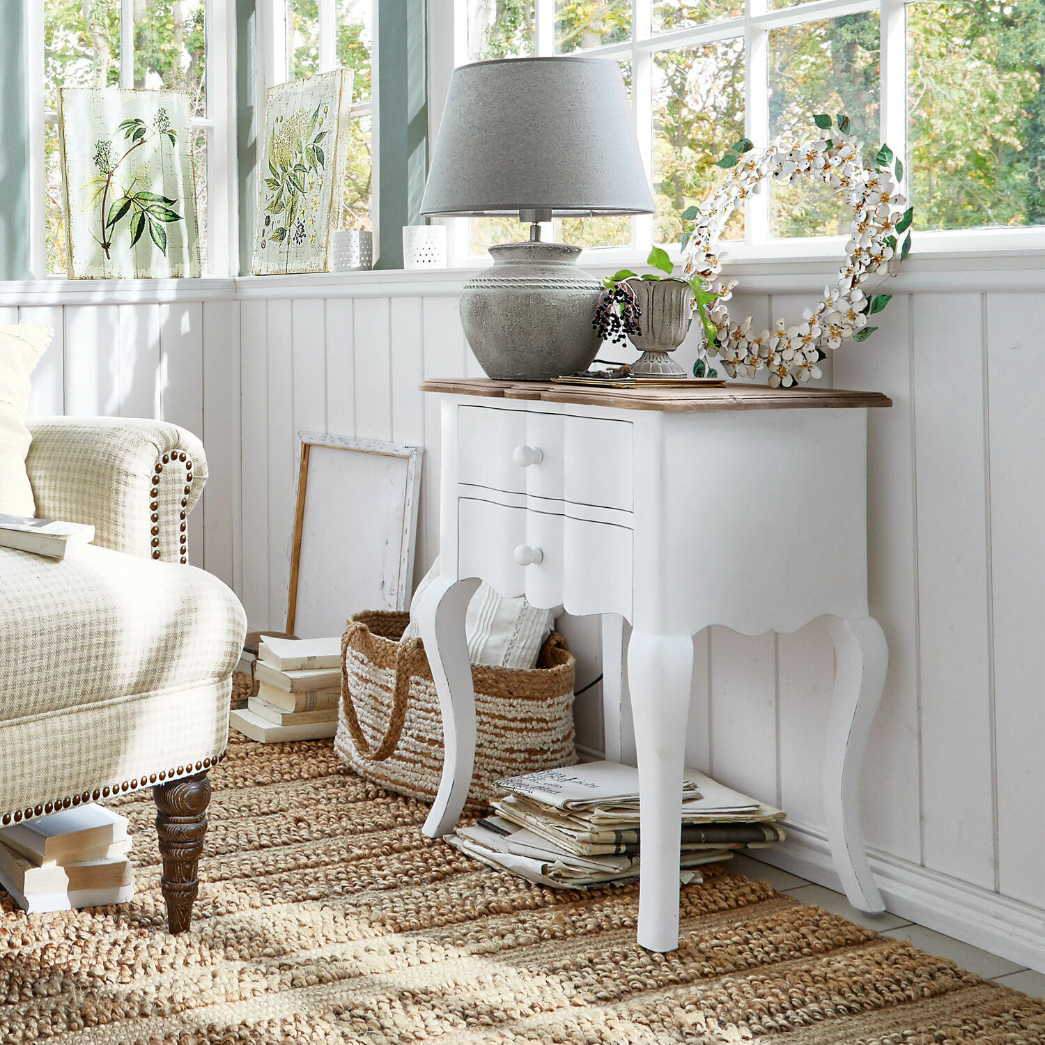 Bijzettafeltje Fairchild Witte houten kast met twee lades en houten blad in lichte vintage woonkamer