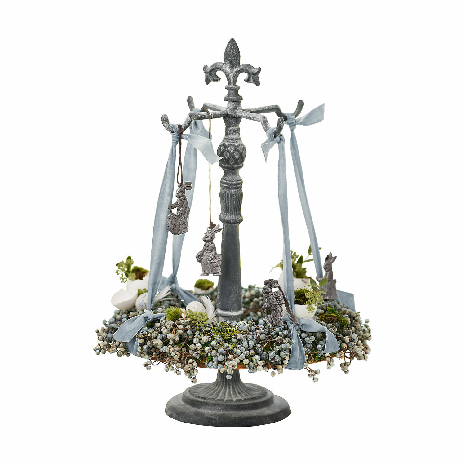 Kranshouder Antwan Metalen tafeldecoratie met grijze hangers en blauwe linten, versierd met bessen en groen