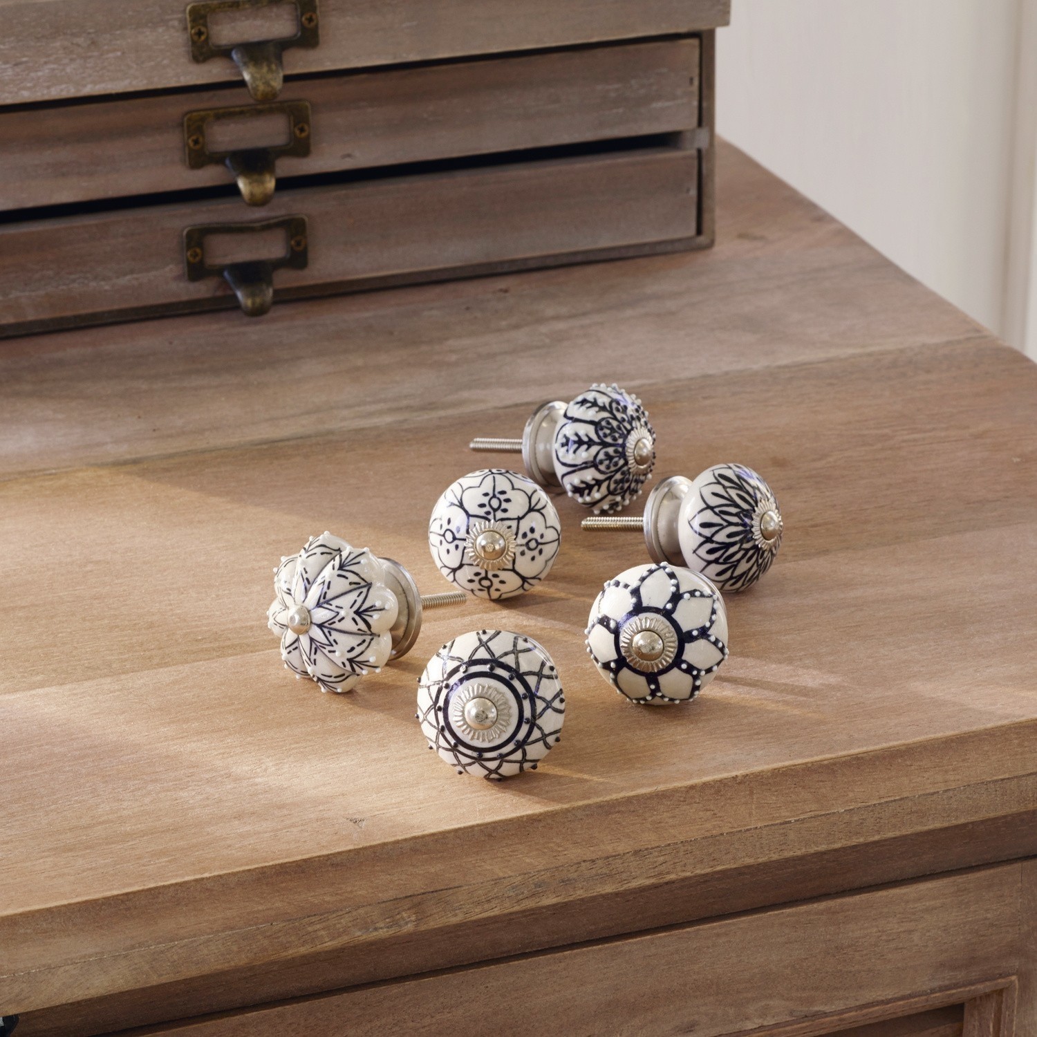 Kastknoppen set van 6 Giéville Set van zes witte keramische meubelknoppen met zwart decoratief patroon
