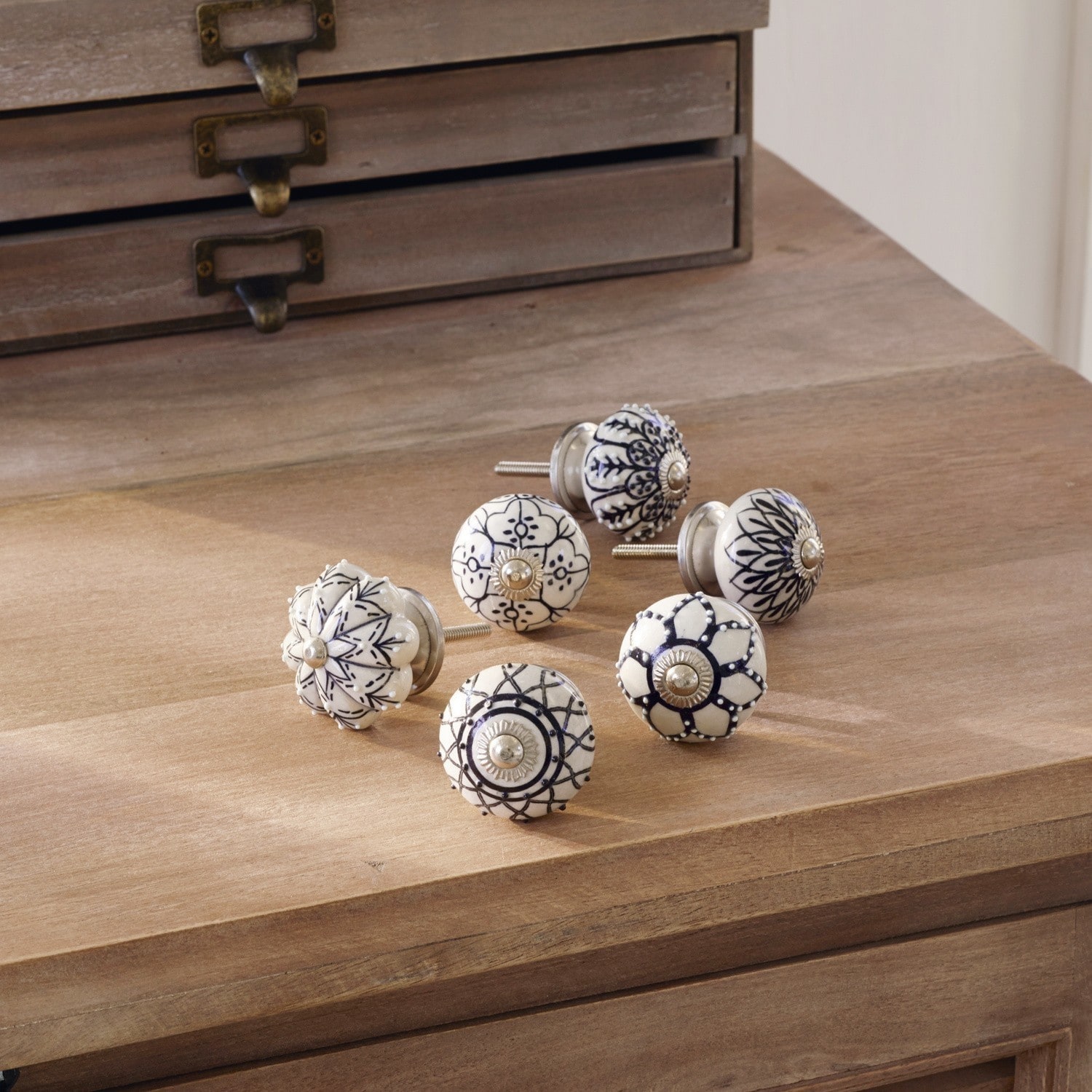 Kastknoppen set van 6 Giéville Set van zes witte keramische meubelknoppen met zwart decoratief patroon