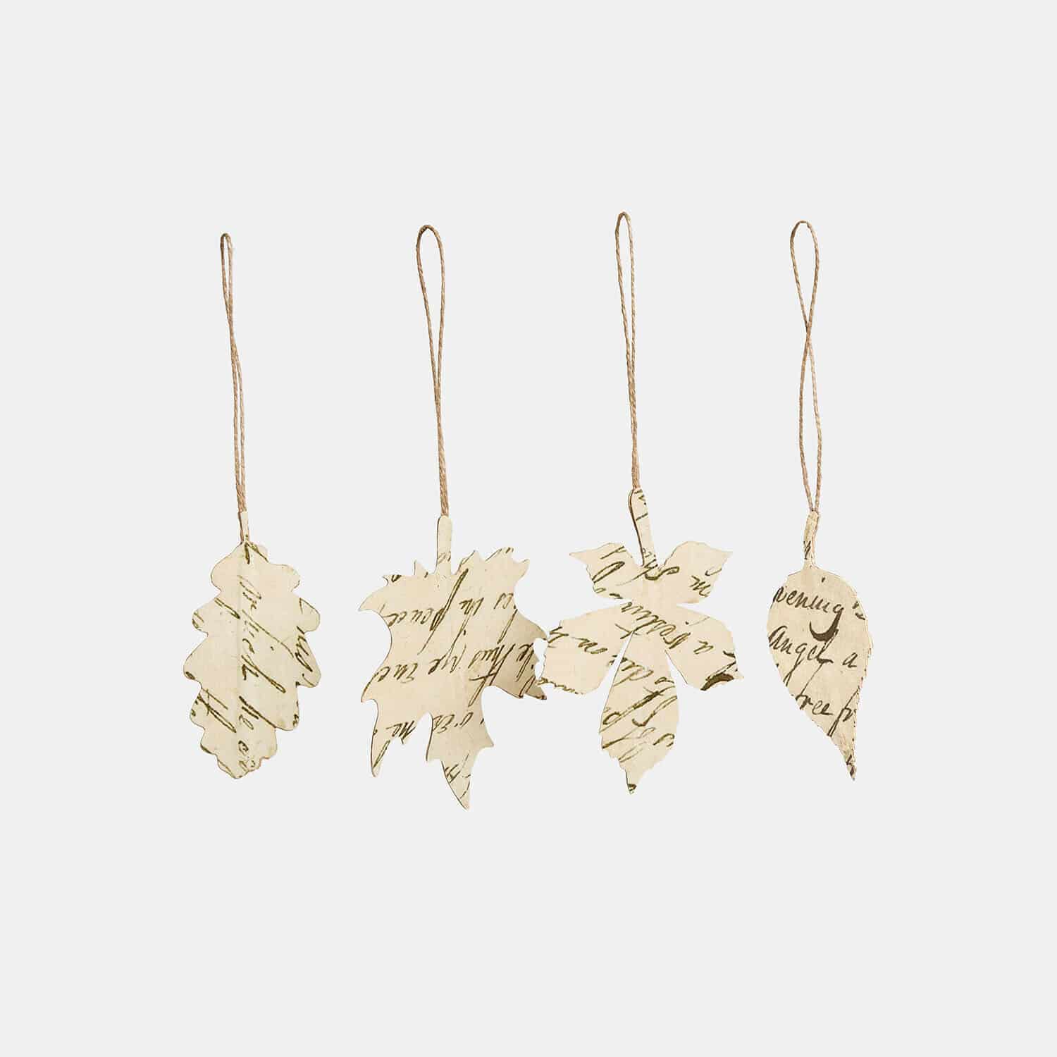 Hanger set van 4 Fleuriene Set van vier papieren bladversieringen met tekstprint, beige kleur met ophangkoordje