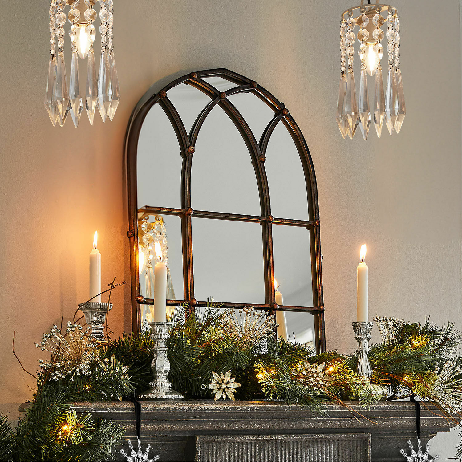 Spiegel Aprique Metalen spiegel met decoratieve vintage lijst boven open haard met kerstversiering en kaarsen