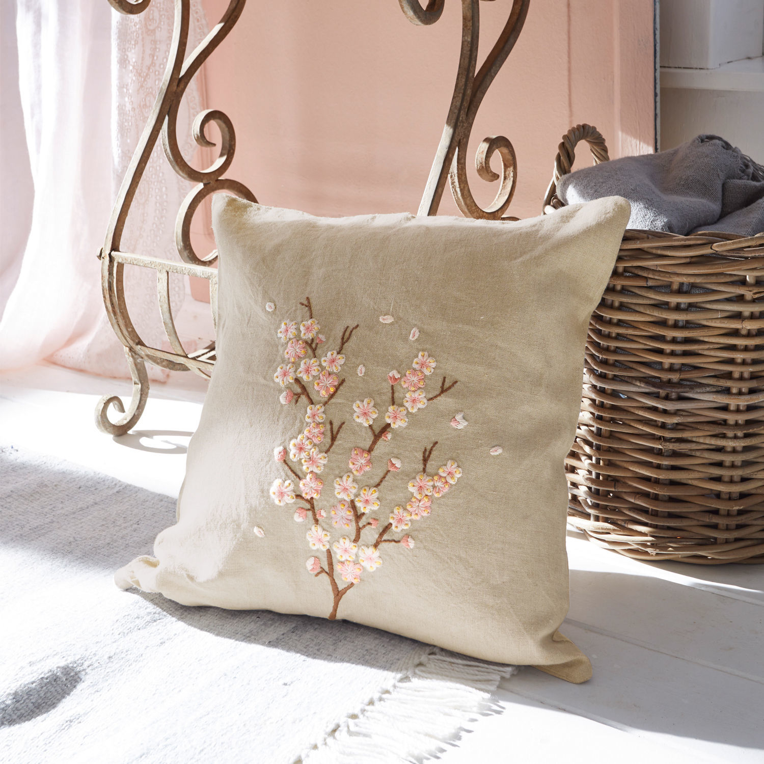 Kussenhoes Carrol Beige linnen kussen met borduurwerk van kersenbloesem, decoratief en zacht voor woonkamer