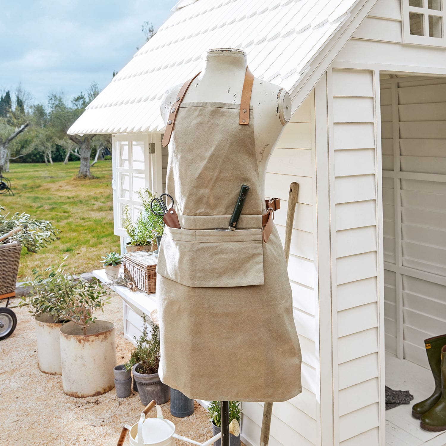 Schort Garda Beige katoenen tuinschort met leren banden en zak voor tuingereedschap