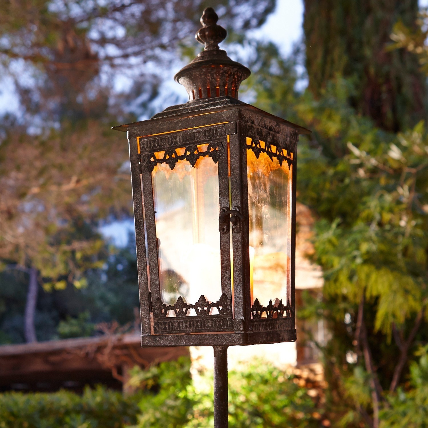 Lantaarn Nielas Metalen tuinlantaarn met decoratief patroon en warm licht, perfect voor buitengebruik
