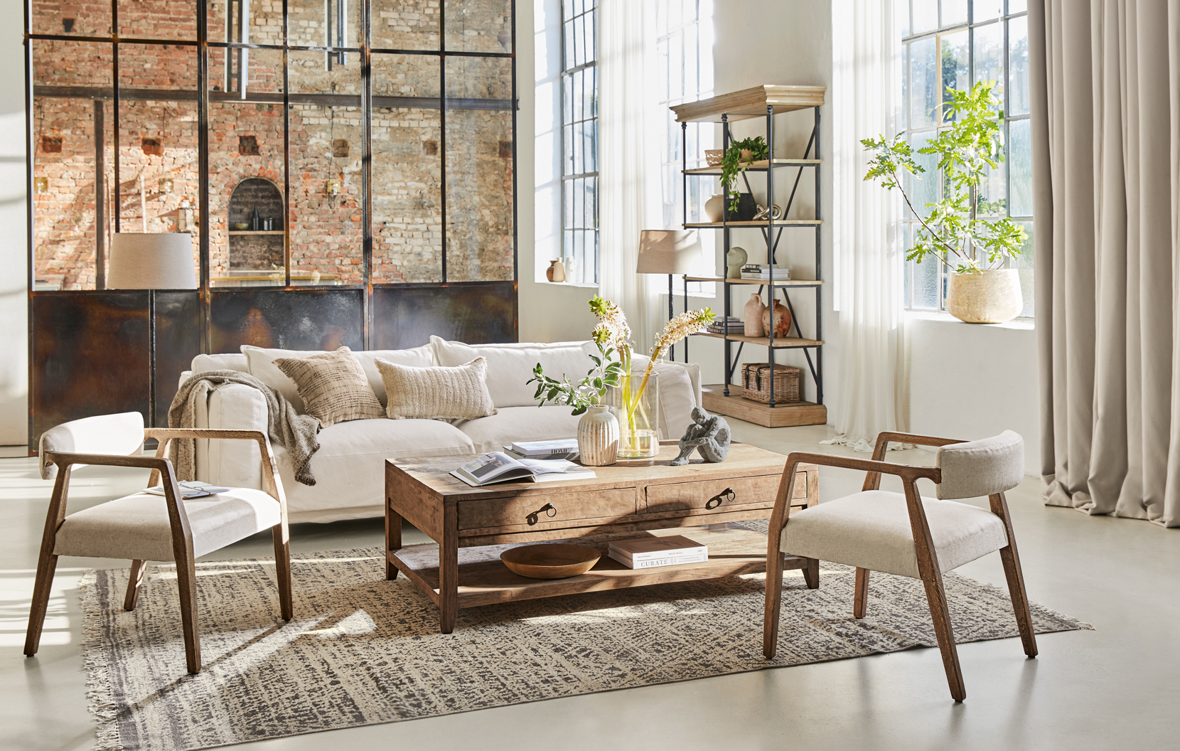 Gezellige loft woonkamer met houten salontafel en crèmekleurige bank op een vloerkleed