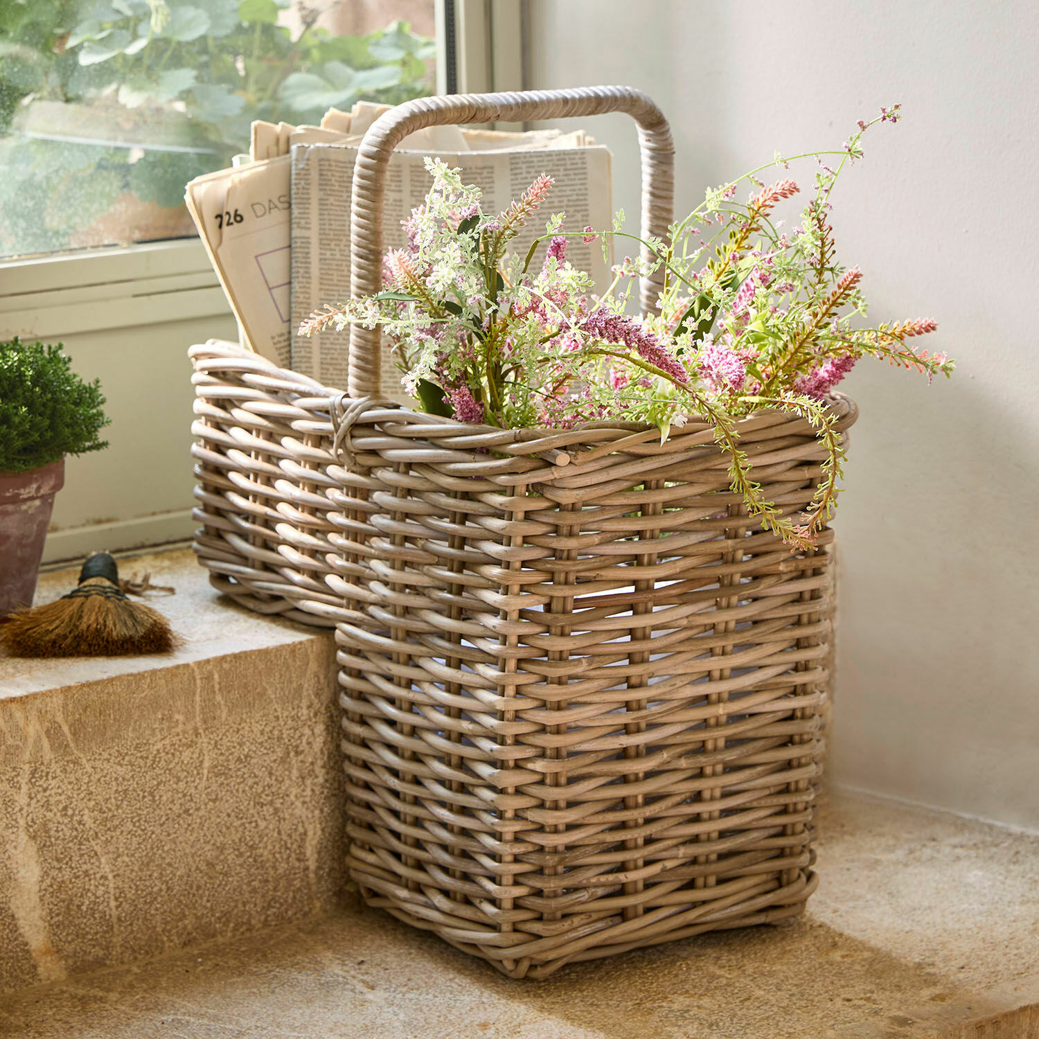 Mand Merveillette Natuurlijke rotanmand met bloemen en kranten, decoratie en praktische opbergruimte