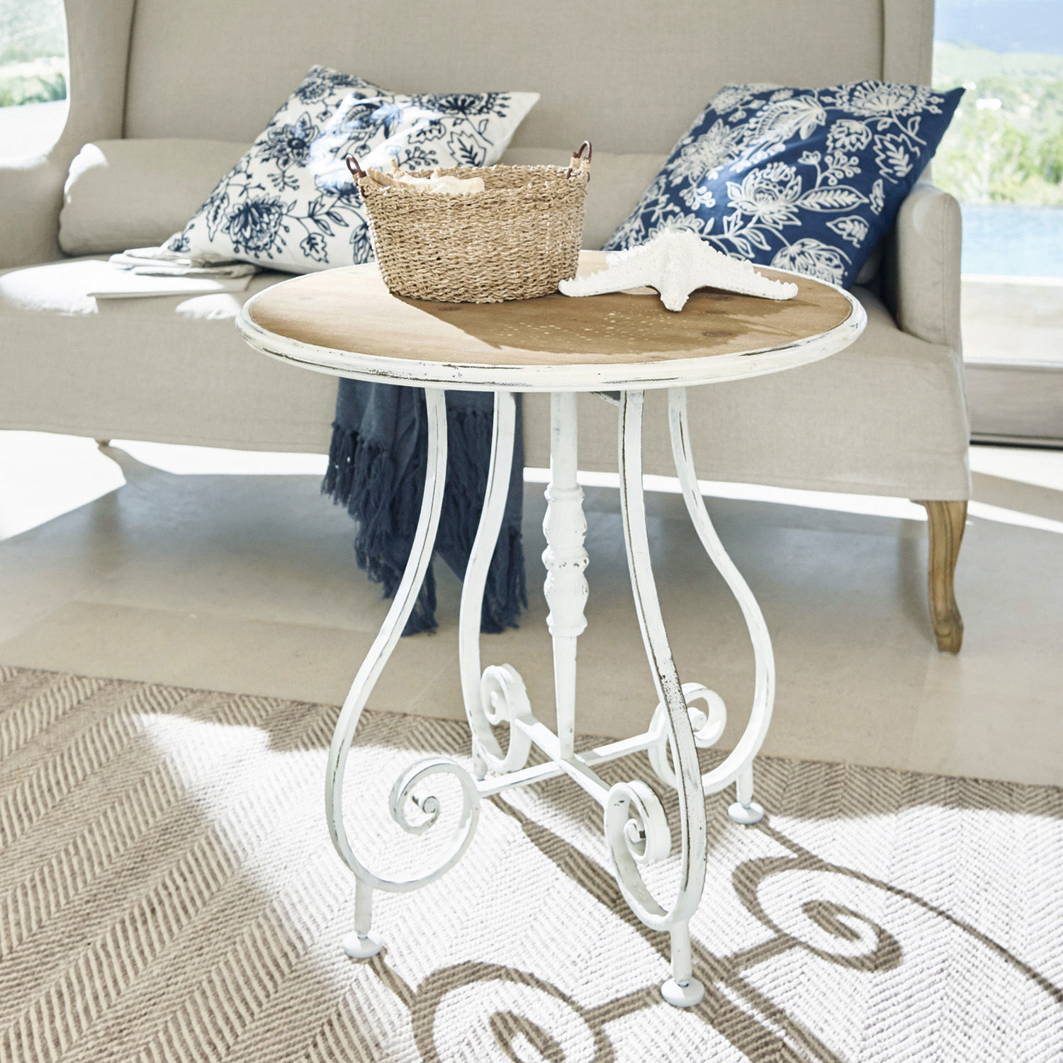 Bijzettafel Pordic Ronde tafel met houten blad en witte metalen vintage onderstel voor lichte woonkamer