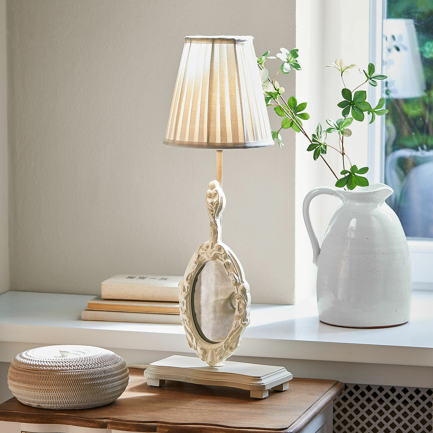 Tafellamp met spiegel Brannach Tafellamp van wit hout met decoratieve spiegel en beige kap op houten tafelblad