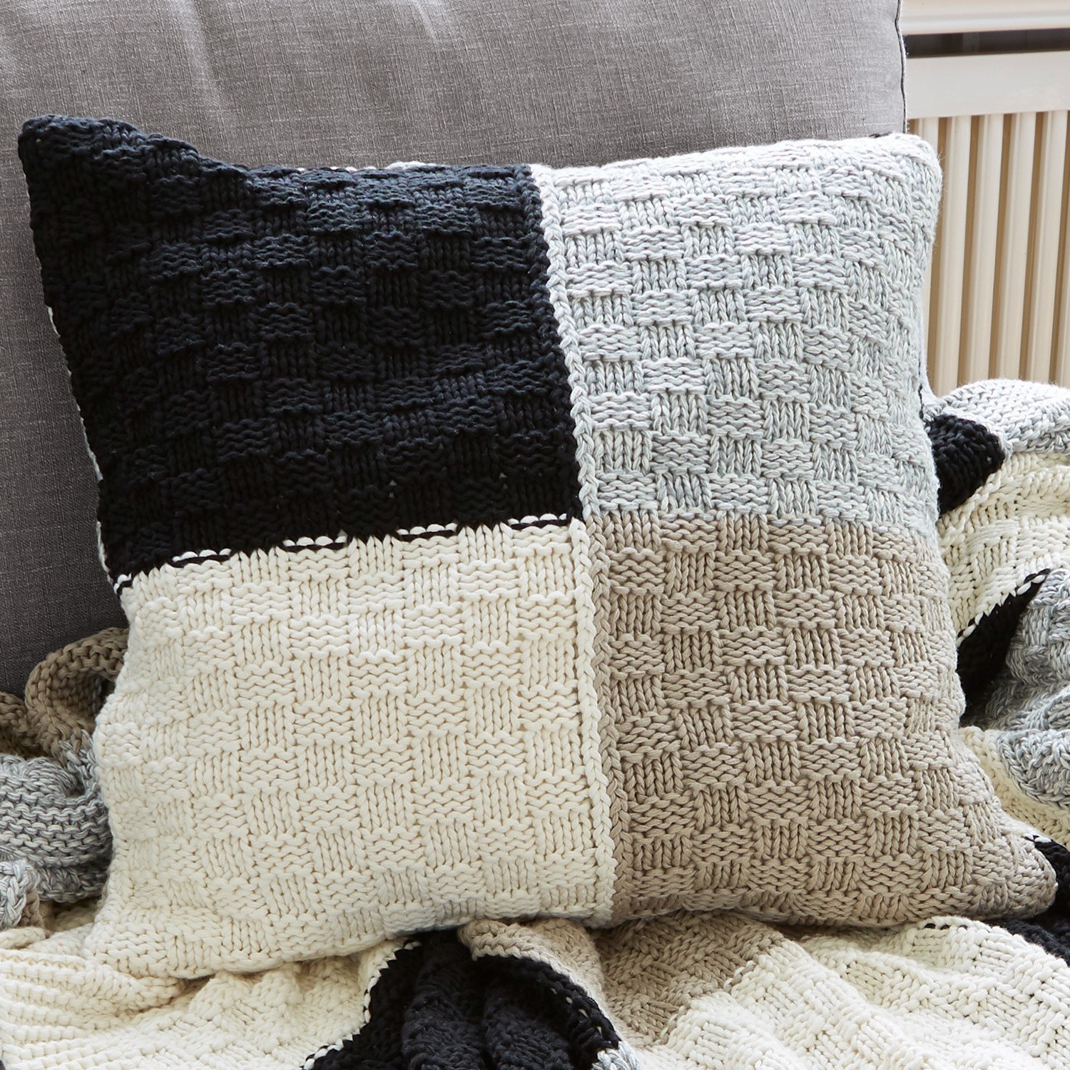 Vierkante katoenen gebreide kussen met zwart-wit-beige blokken, sfeervolle woondecoratie