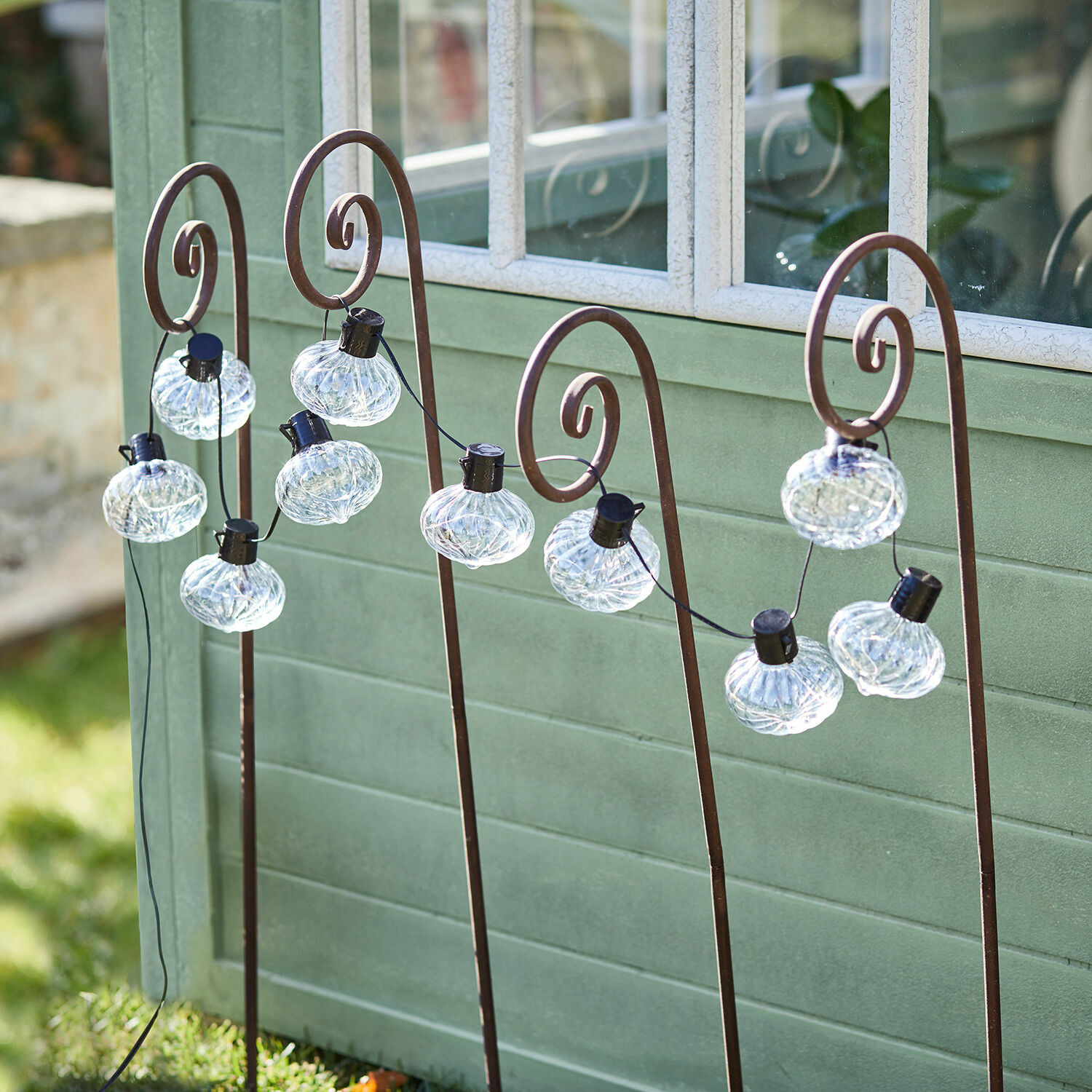 Tuindecoratie set van 4 Sornàs Decoratieve solarverlichting op metalen standaards met transparante lampenkappen voor tuin