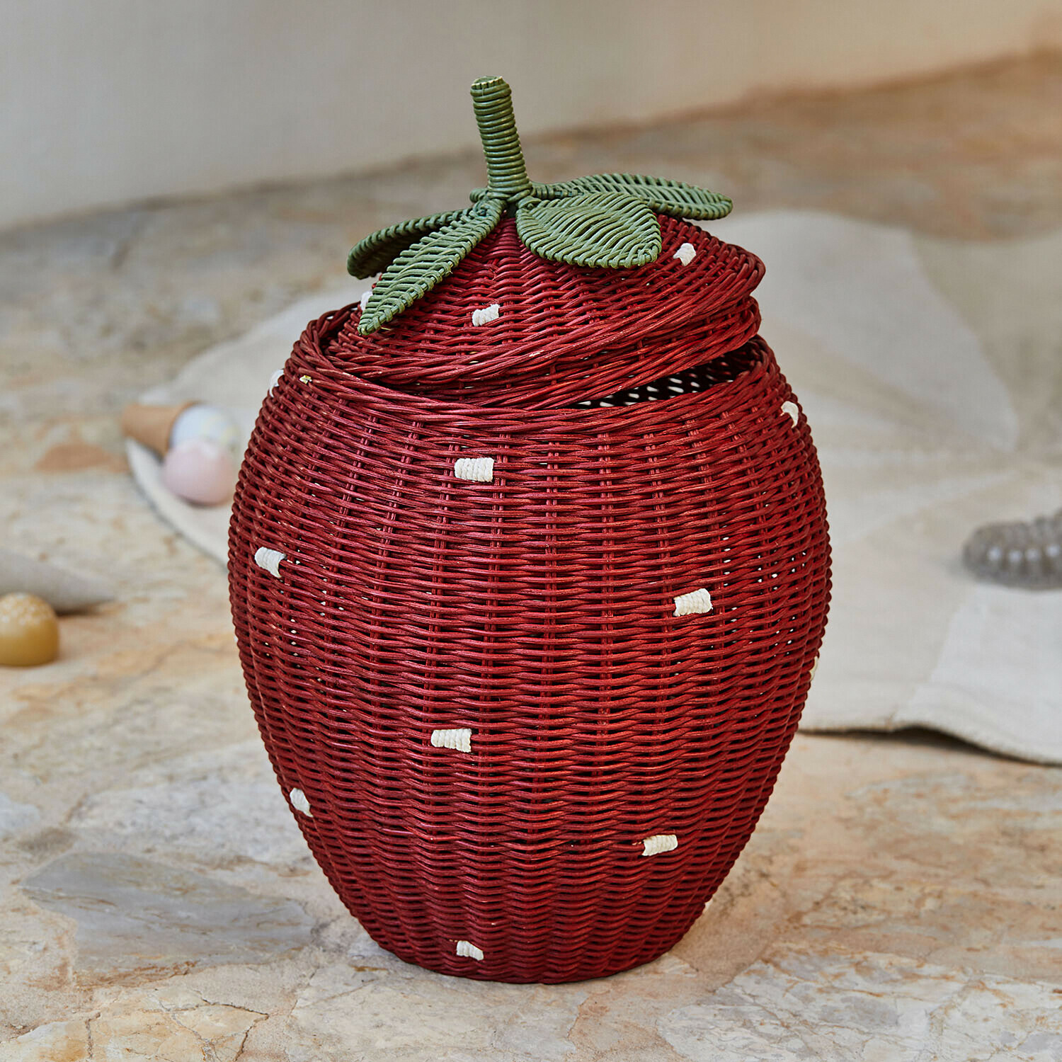 Aardbeivormige mand Giggleberry Rode rieten mand in aardbeivorm met groene bladeren, decoratieve opbergcontainer