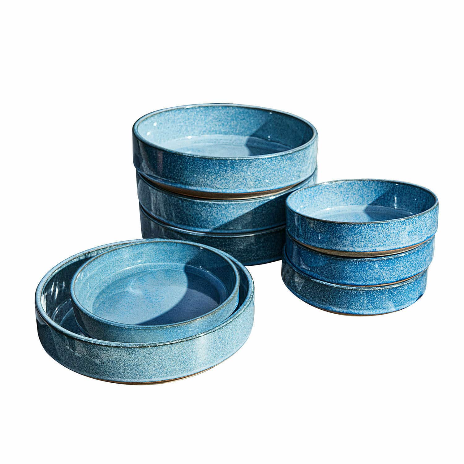 Set blauwe keramische kommen in verschillende maten voor serveren en decoratie