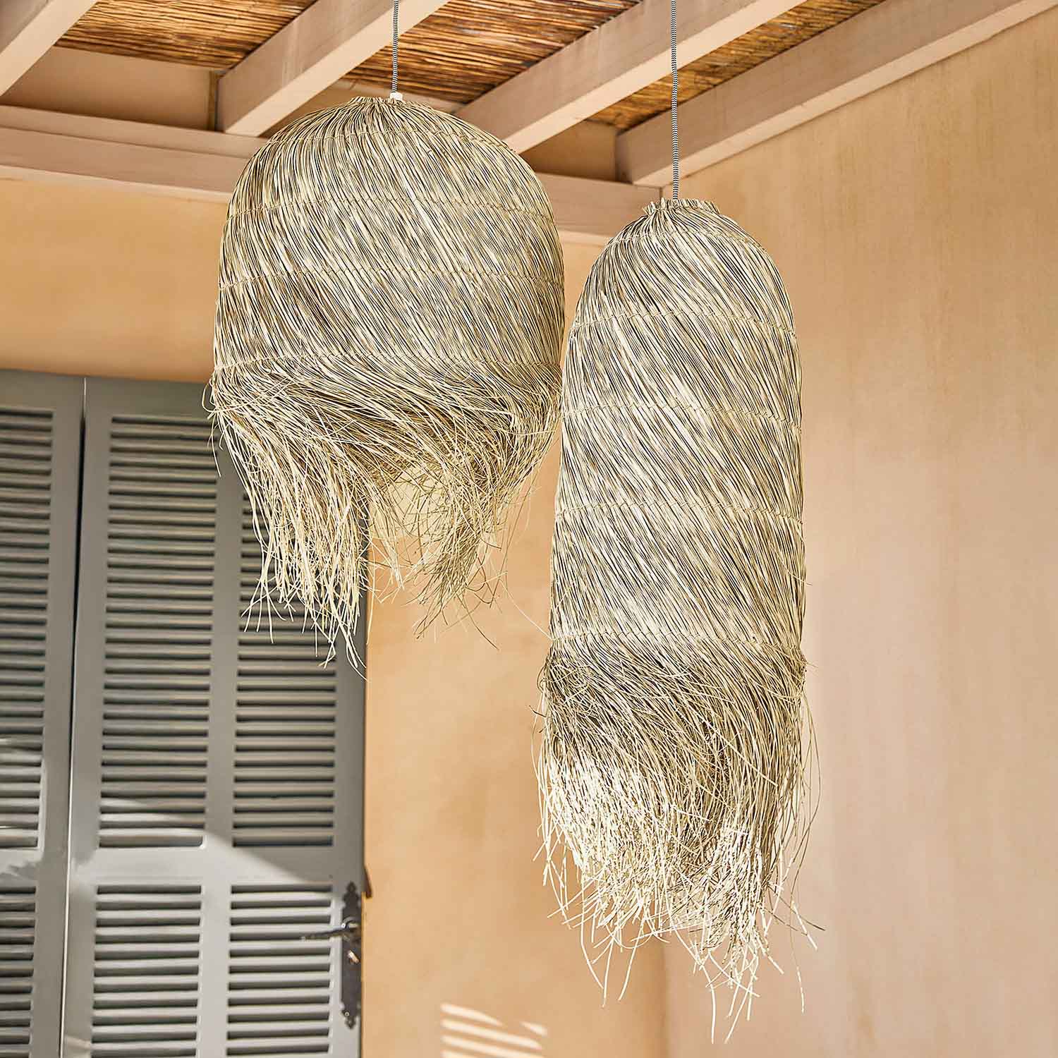 Twee hanglampen van natuurlijke beige riet, decoratieve verlichting voor binnenruimtes