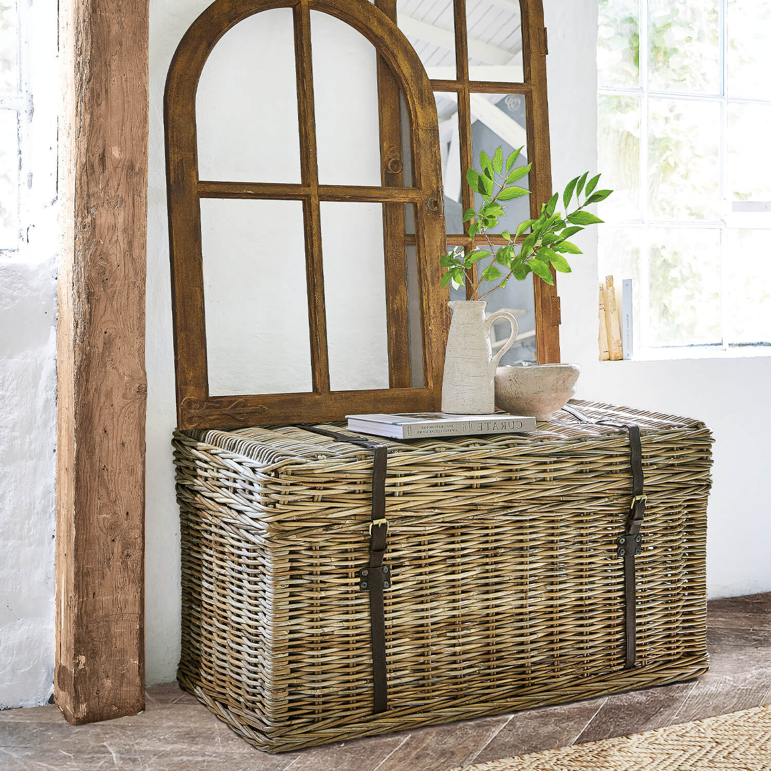Grote rotan kist in natuurlijke kleur met kunstleren riemen in vintage stijl