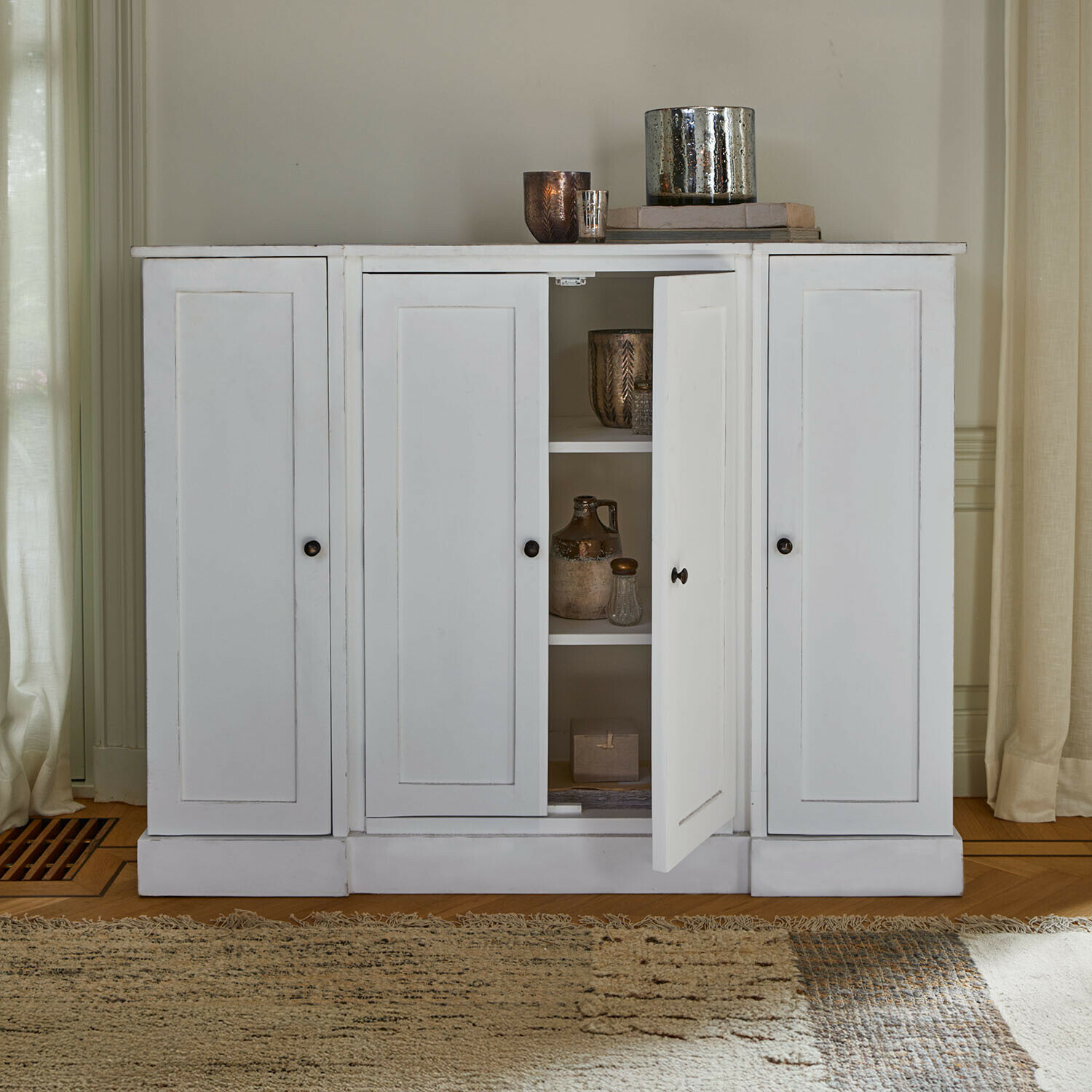 Kastje Greymont Witte houten kast met vier deuren en planken, vintage decoraties op planken en bovenkant