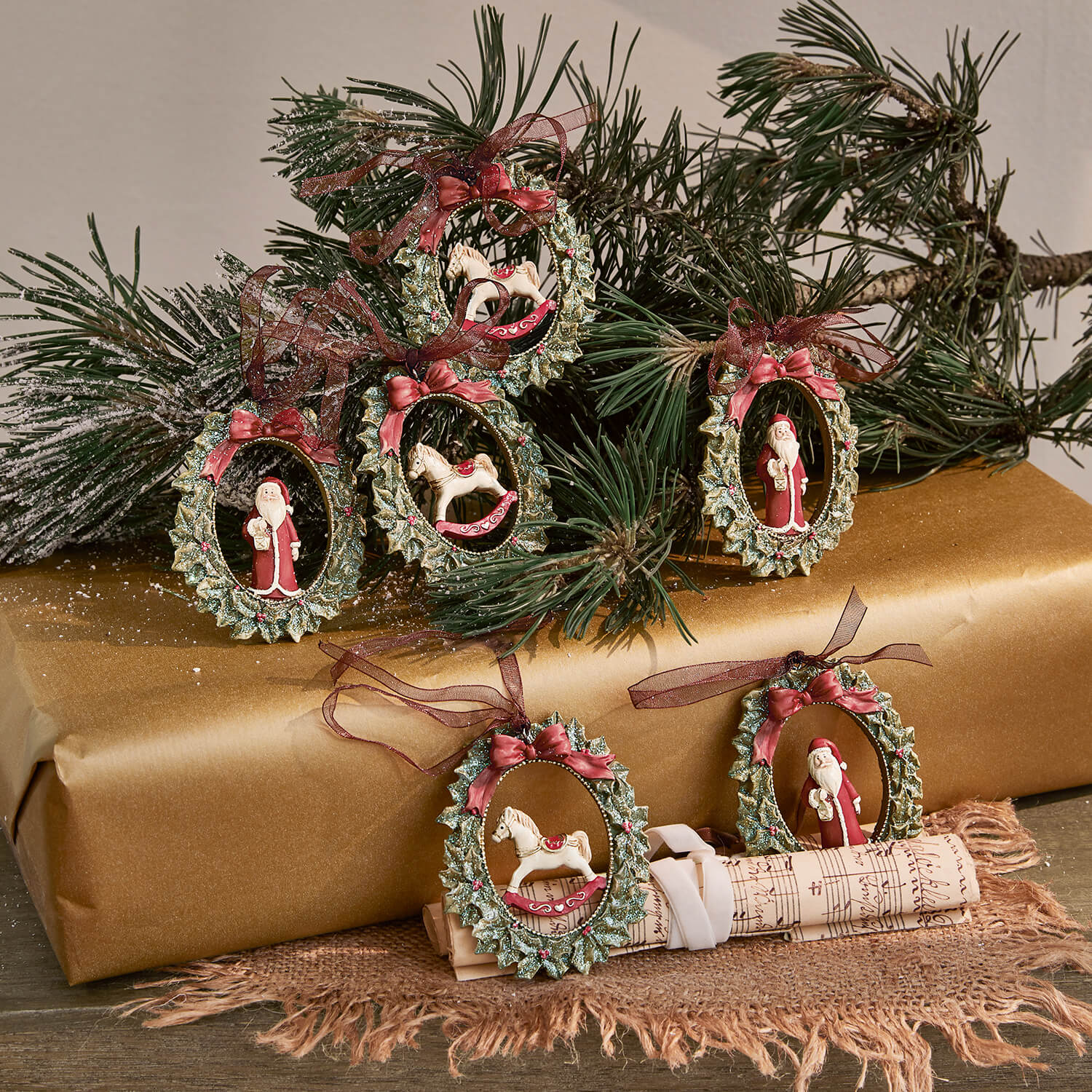 Set kerstversieringen met groene kransen, rode strikken en figuurtjes van de kerstman en hobbelpaard