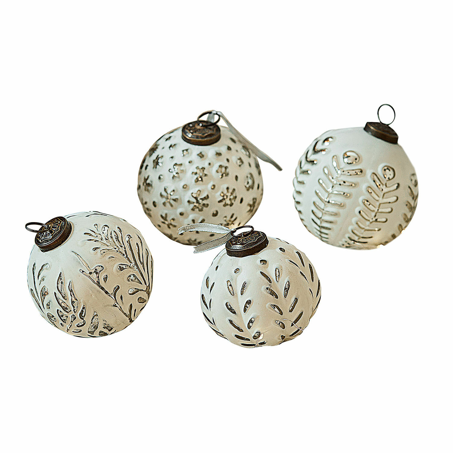 Kerstversiering set van 4 Consac Set van vier witte kerstballen met metalen patronen en haken voor feestelijke decoratie