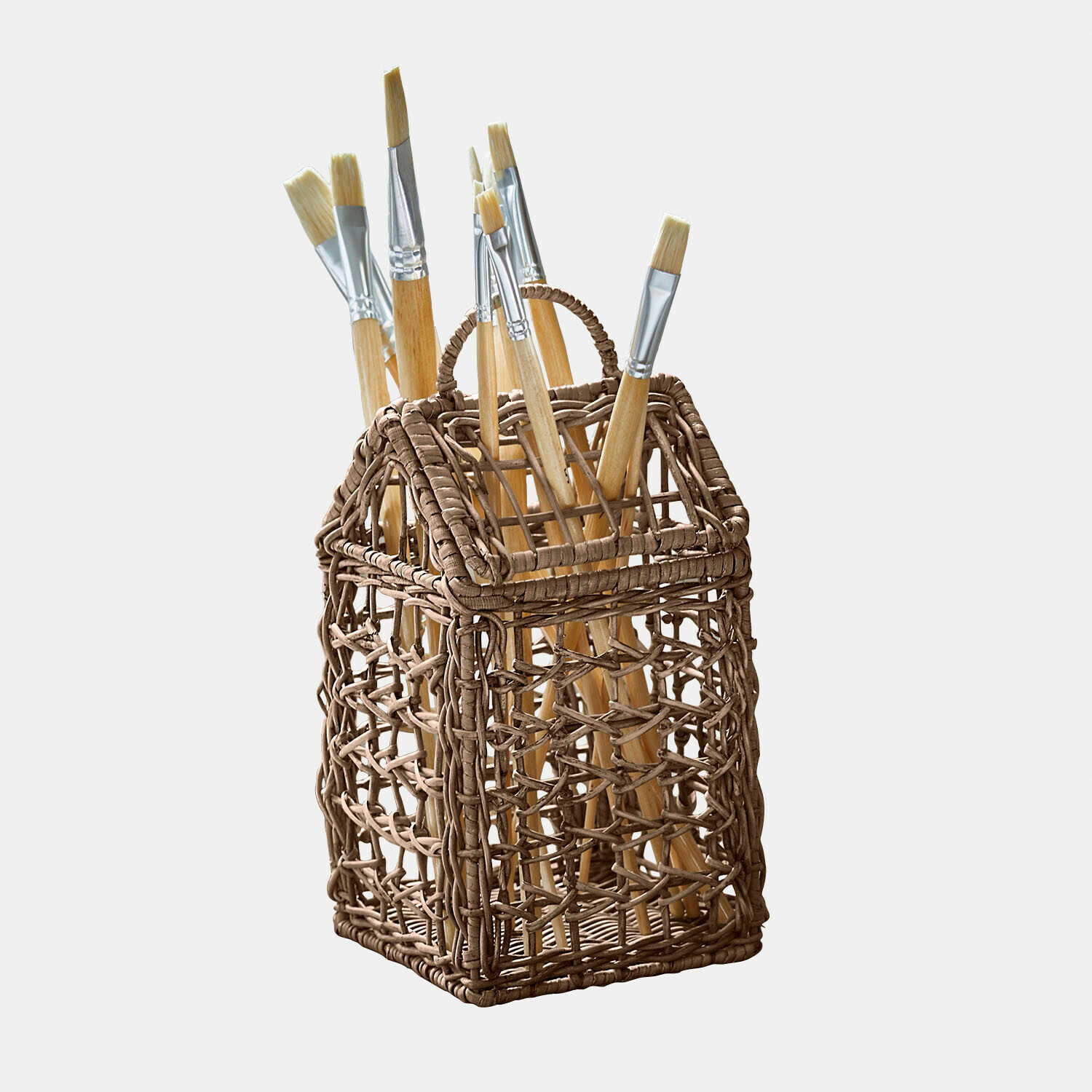 Bruine gevlochten mand in huisvorm met houten kwasten voor schilderen