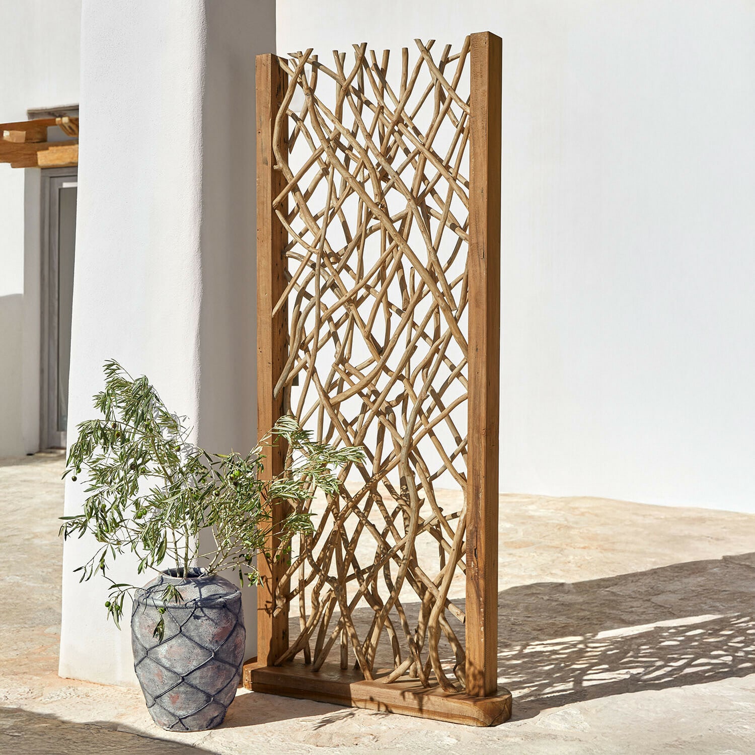 Natuurlijke roomdivider van hout en lichte takken, decoratie voor binnen en buiten