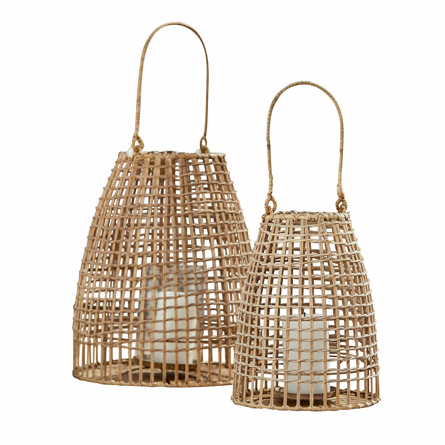 Lantaarn set van 2 Hillendale Twee rotan lantaarns in natuurlijke kleur met handvatten en witte kaarsen voor interieurdecoratie