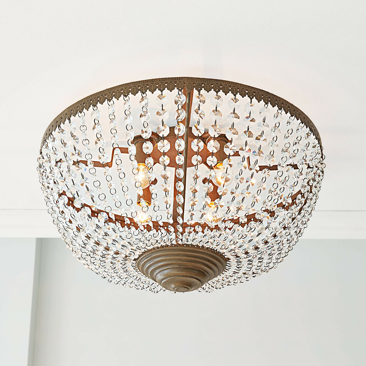 Ronde plafondlamp met kristallen kralen en metalen frame in messingkleur voor stijlvolle verlichting