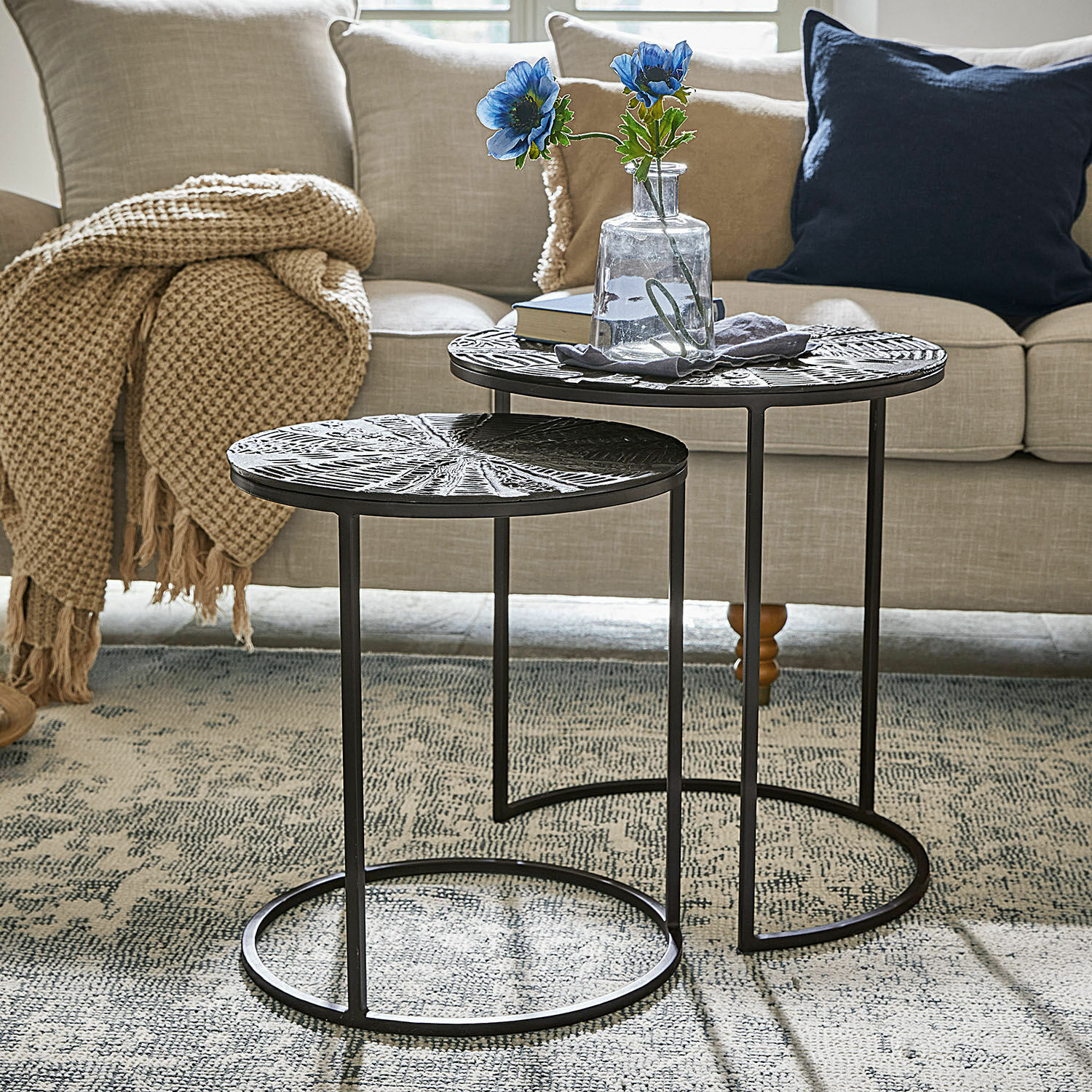 Bijzettafel set van 2 Petrosini Set van twee zwarte metalen salontafels met decoratieve bladen in woonkamer met beige bank