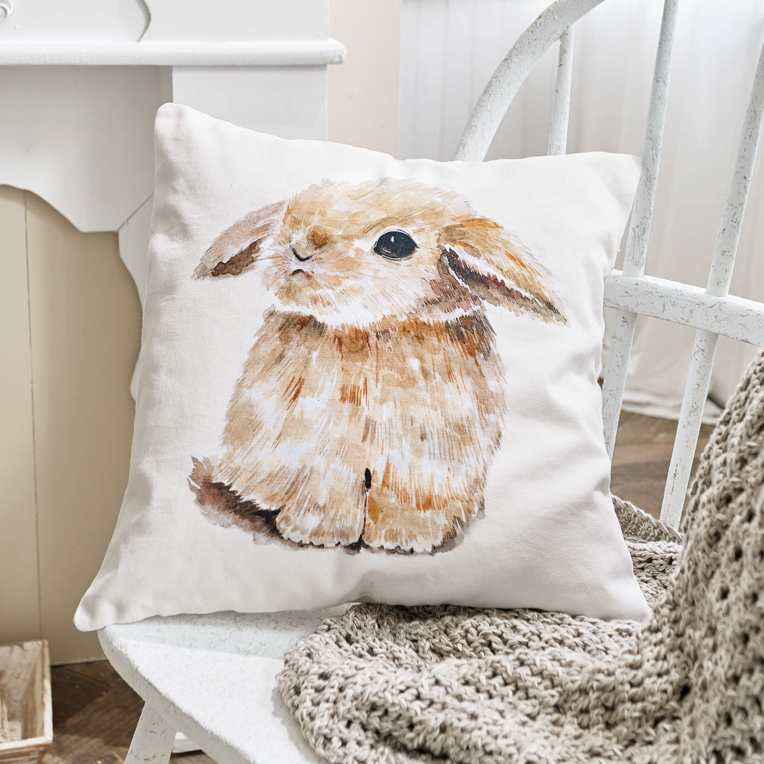 Kussenhoes Florentina Witte katoenen kussen met bruine konijnprint, geschikt voor sfeervolle woondecoratie